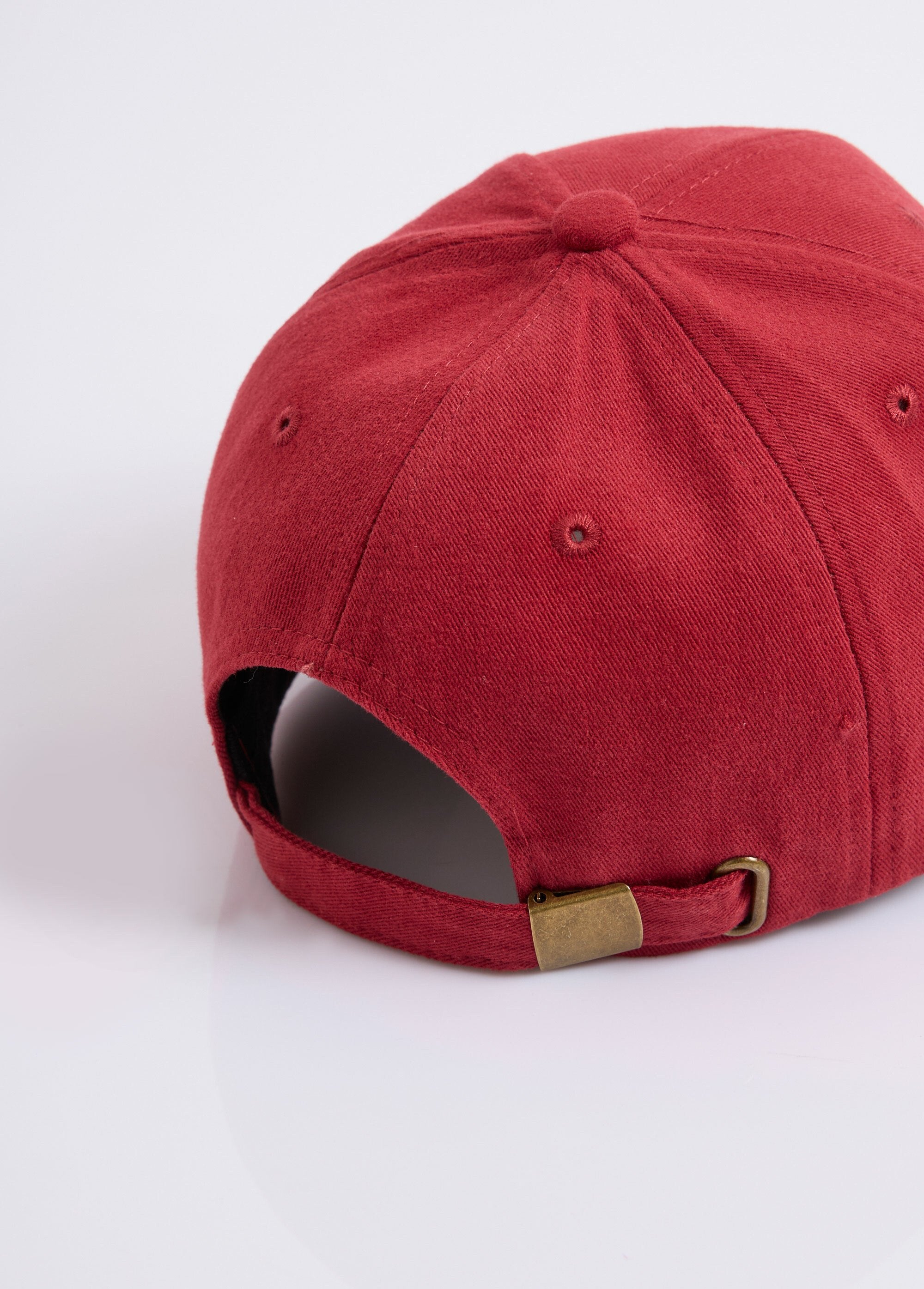 Casquette_en_twill_uni,_broderie_lettre_Rouge_DE1_slim