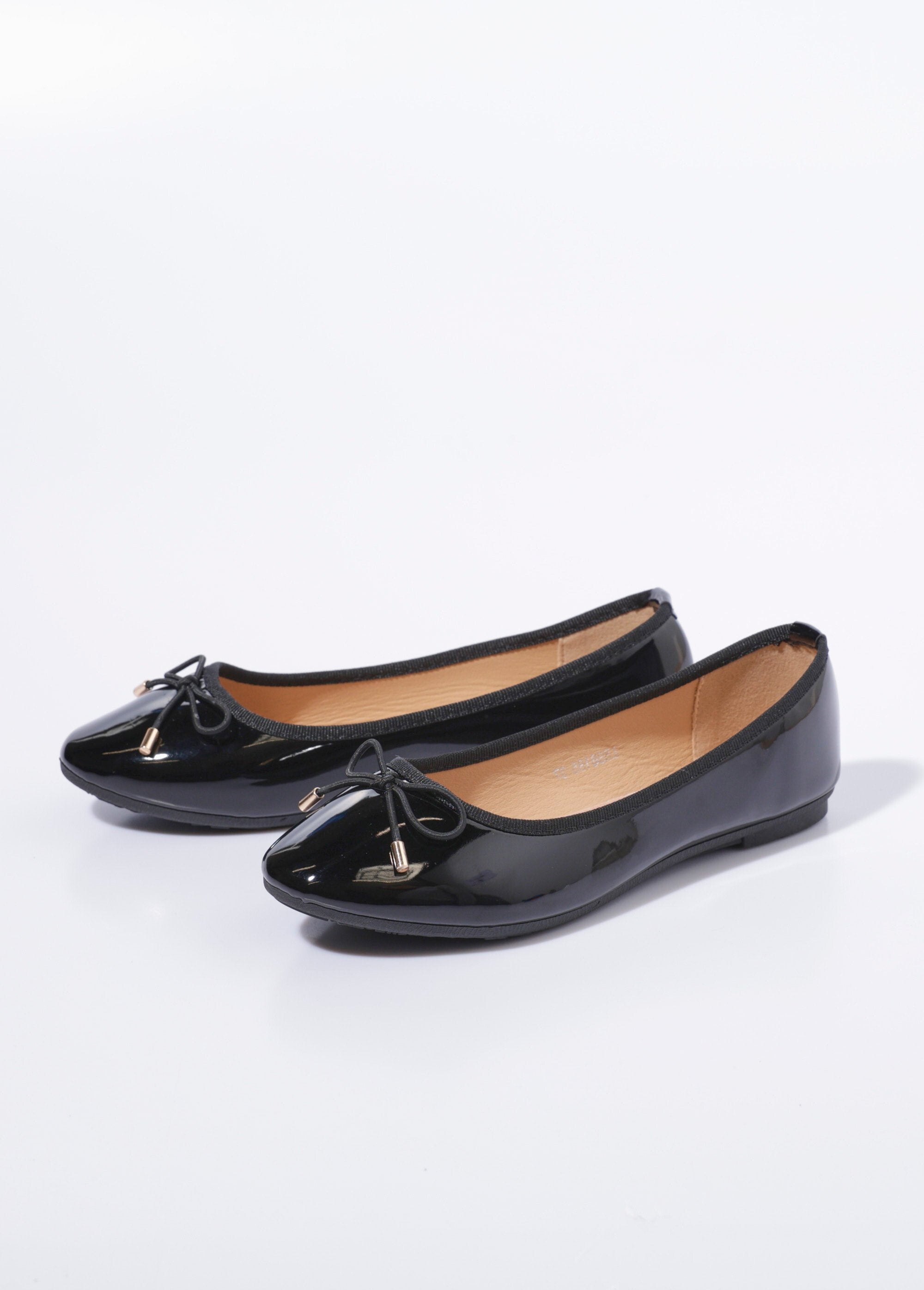 Patent_leather_flat_ballerinas_with_small_bow_Black_varnish_DE1_slim