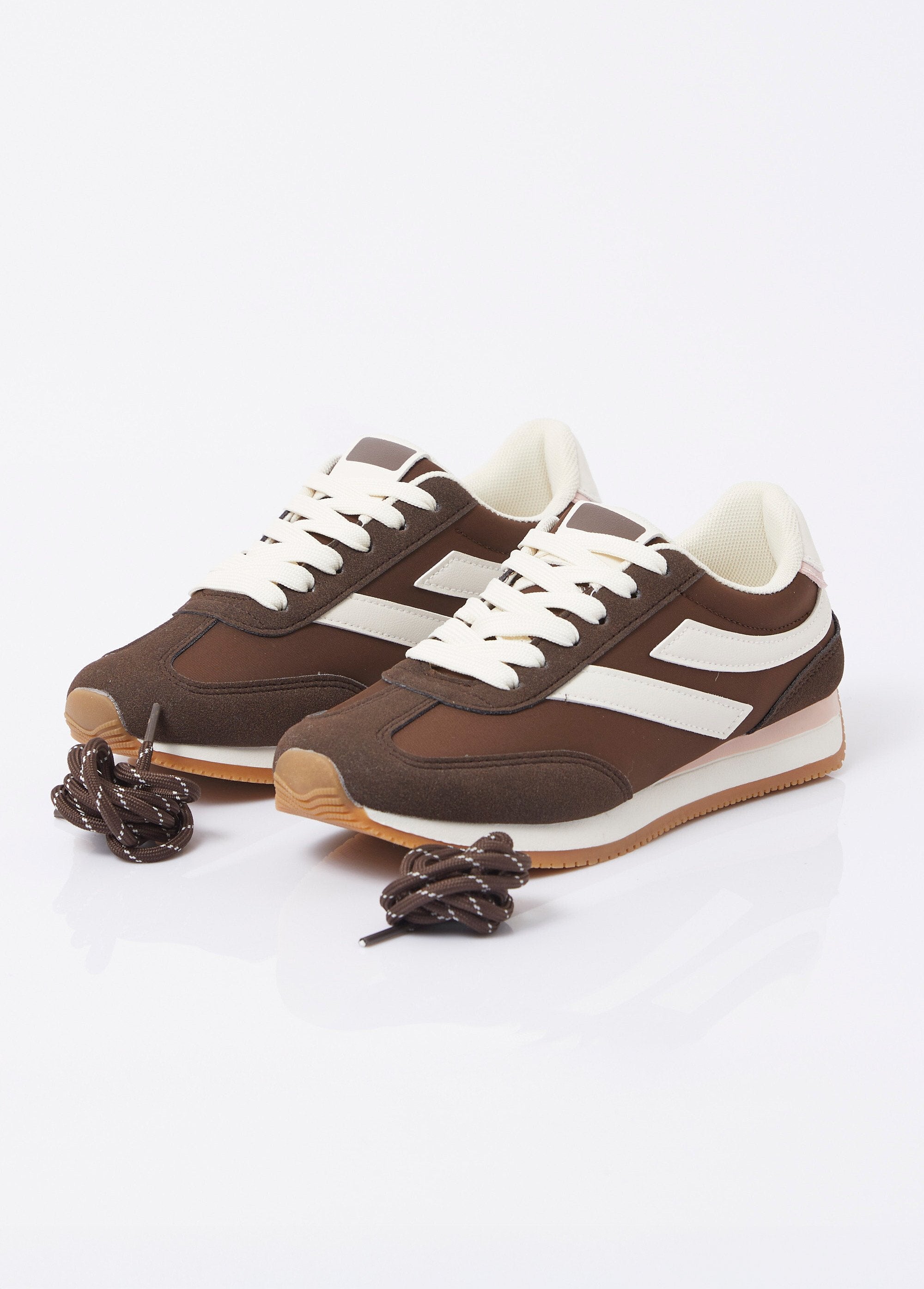 Sporty-looking_sneakers_+_fancy_laces_Brown_DE1_slim