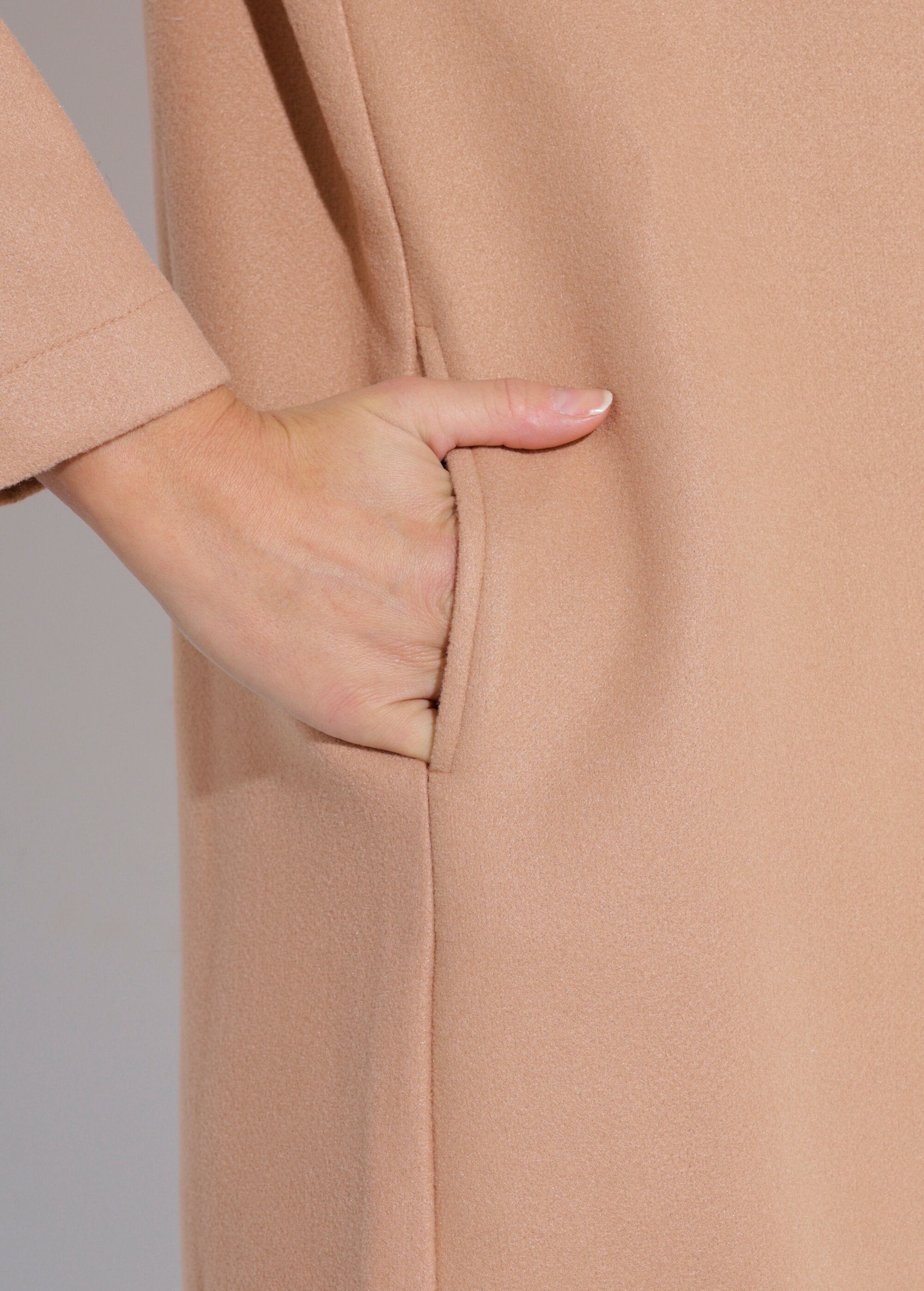 Long,_plain_wool-cloth_style_pea_coat_camel_DE2_slim