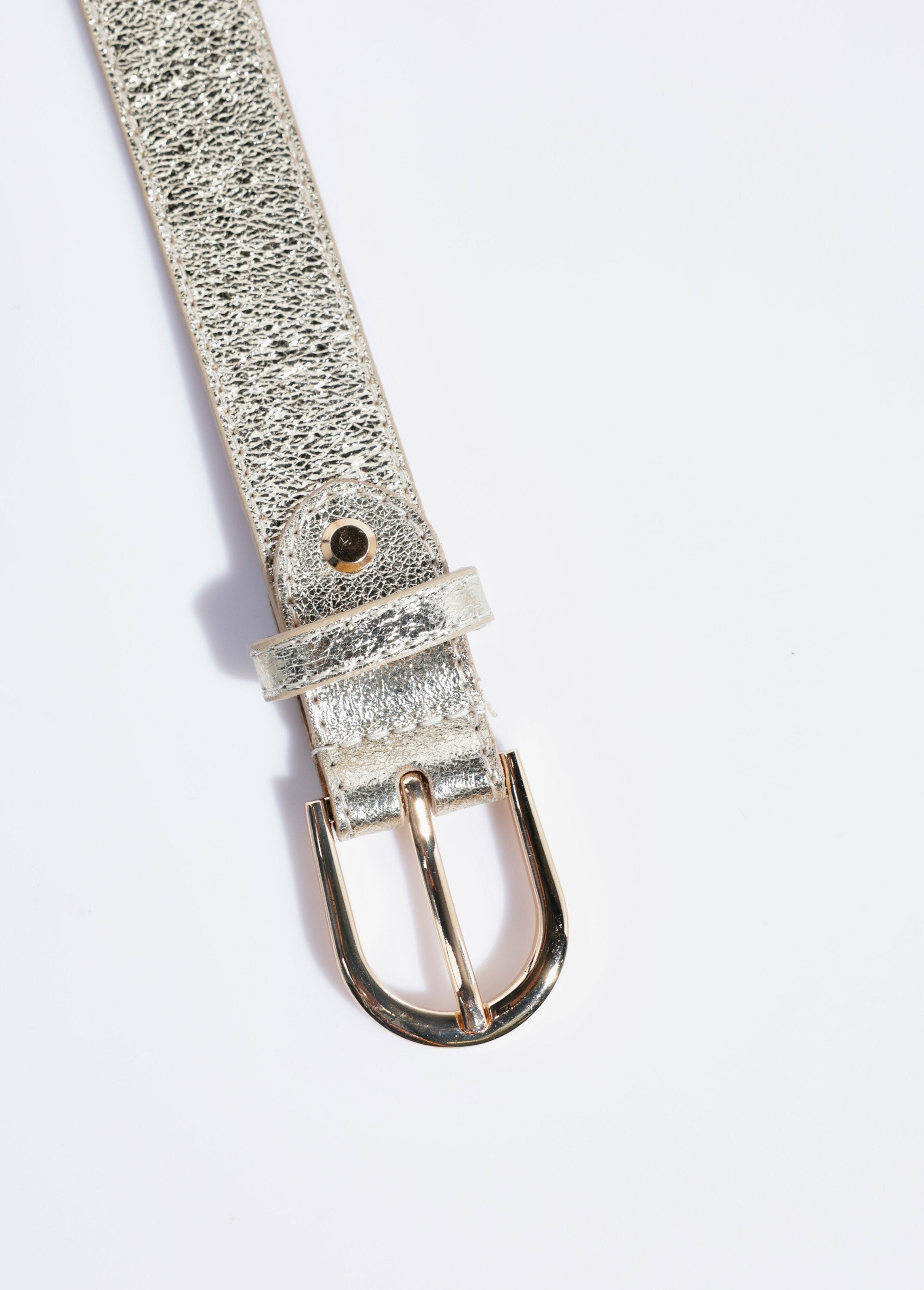 Grained_leather_belt_with_metal_buckle_Golden_DE1_slim