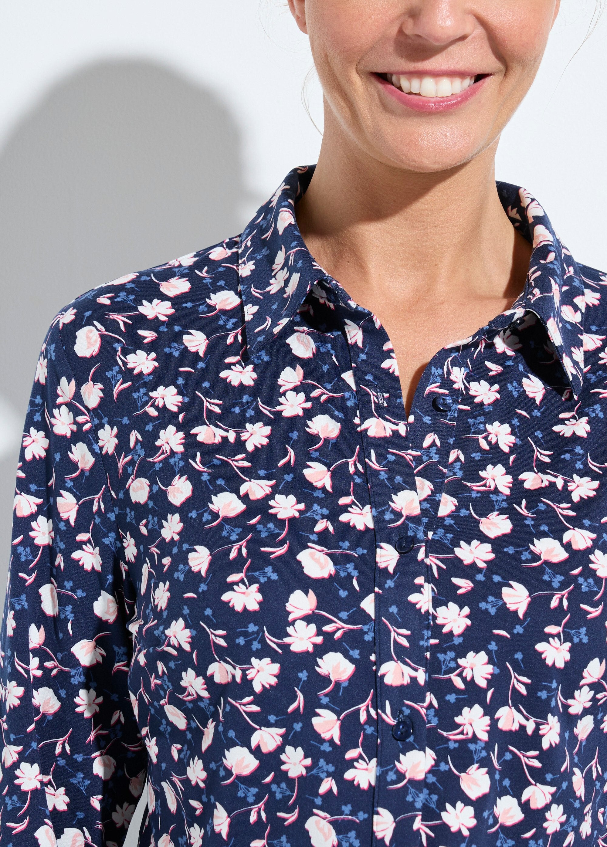 Warm_knit_blouse_with_floral_print_Navy_and_white_DE1_slim