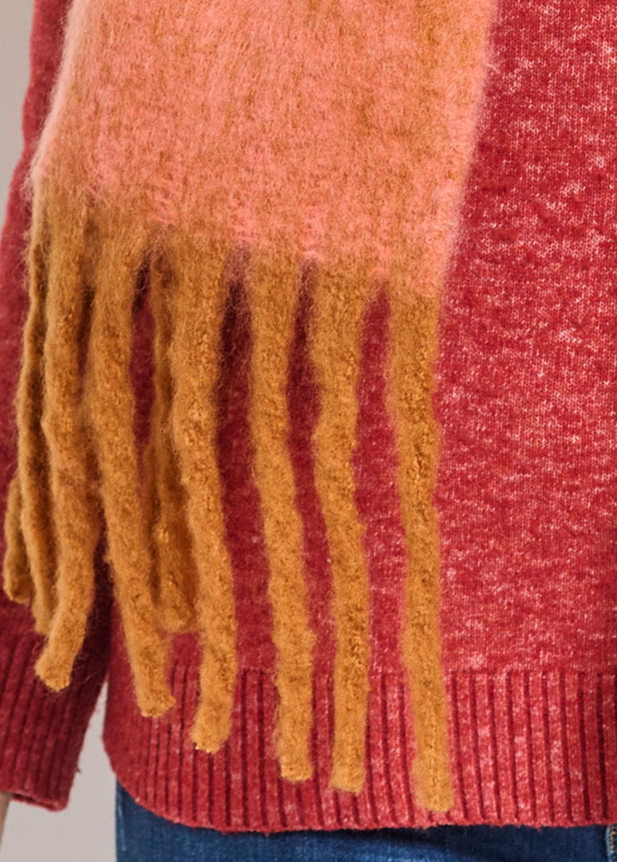 Two-tone_warm_scarf_with_fringes_Orange_and_brick_DE1_slim