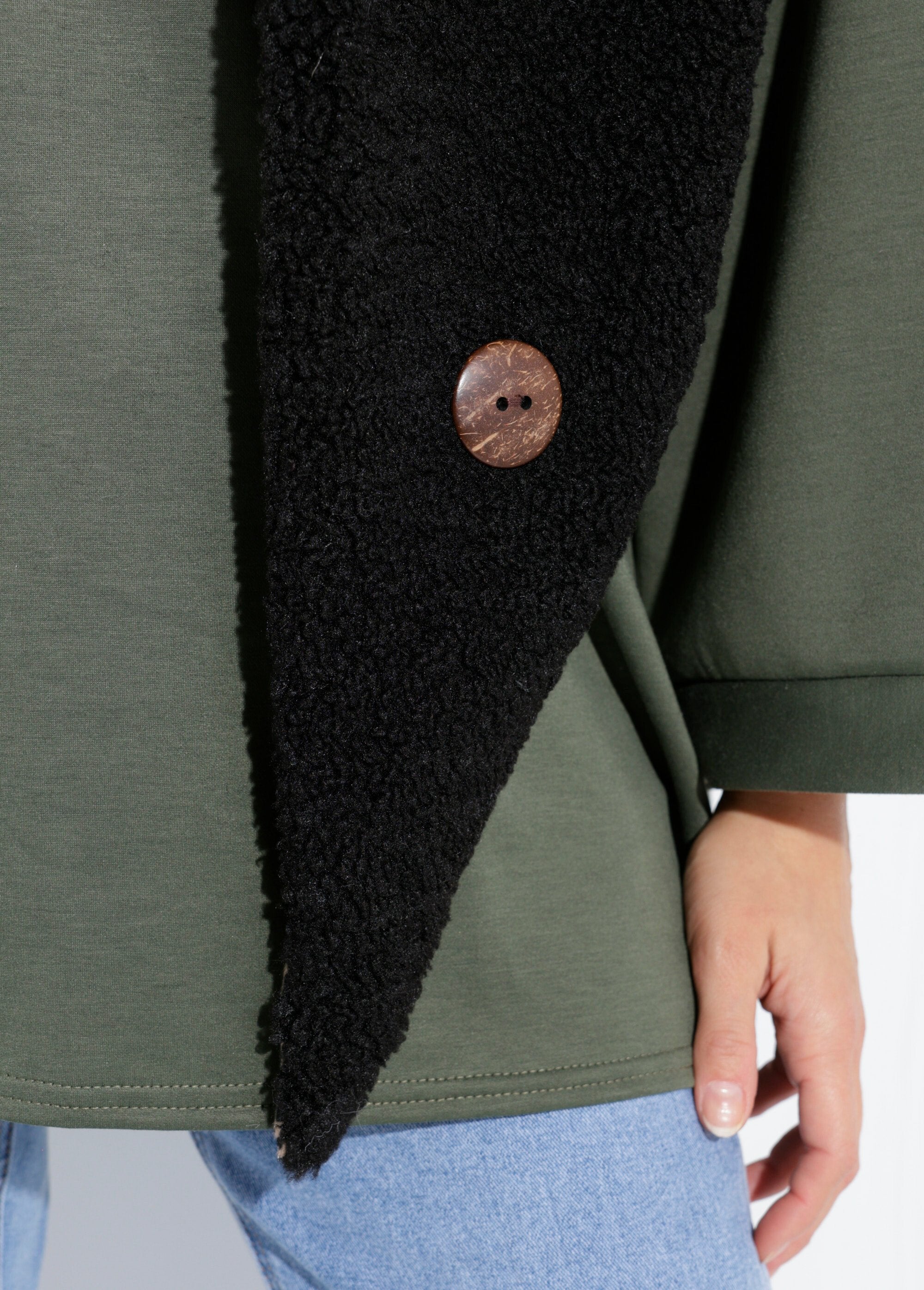 Faux_fur_triangular_scarf_with_tie_Black_DE2_slim