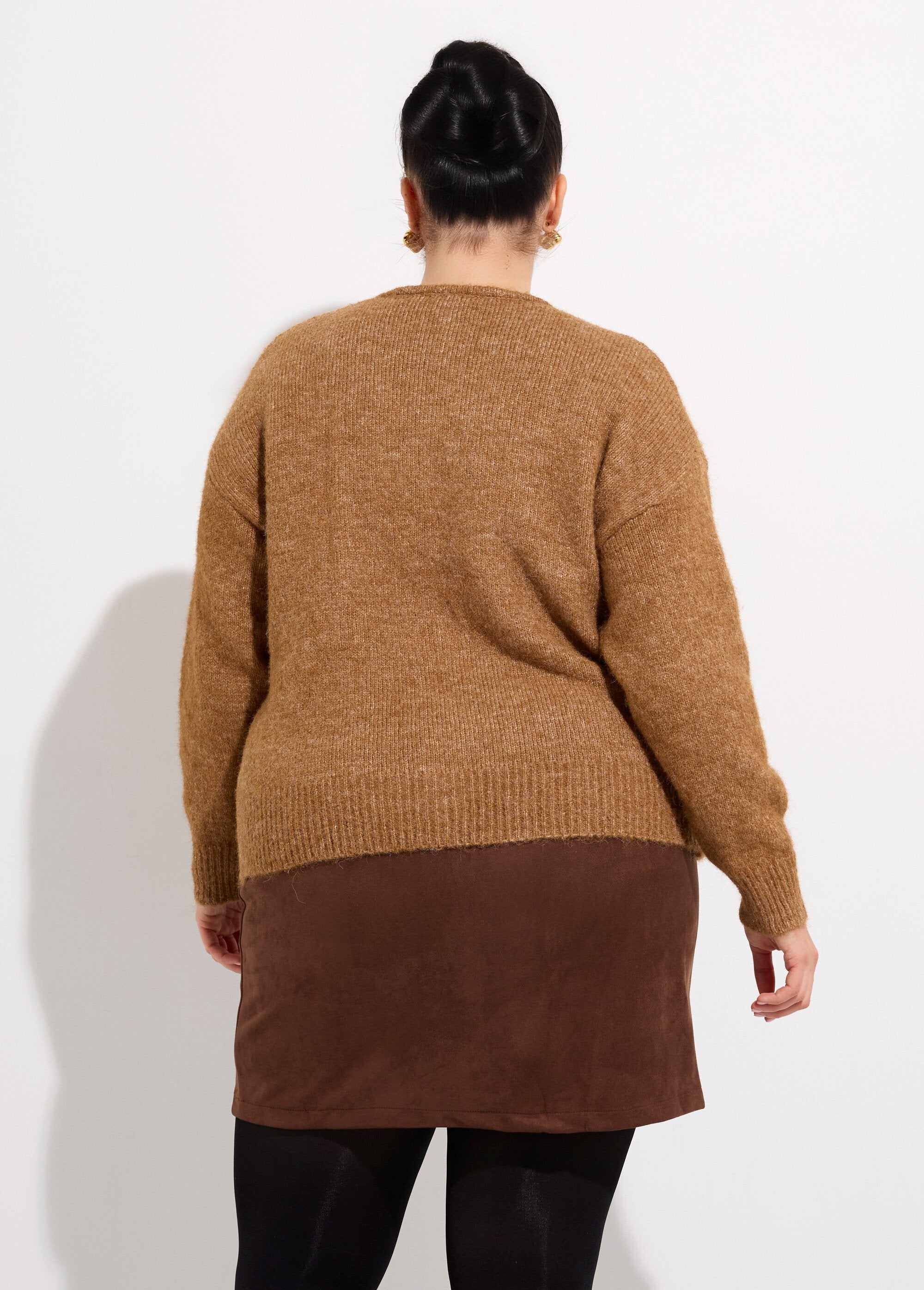 Warm_round-neck_cardigan,_knitted_with_wool_camel_DO1_curvy