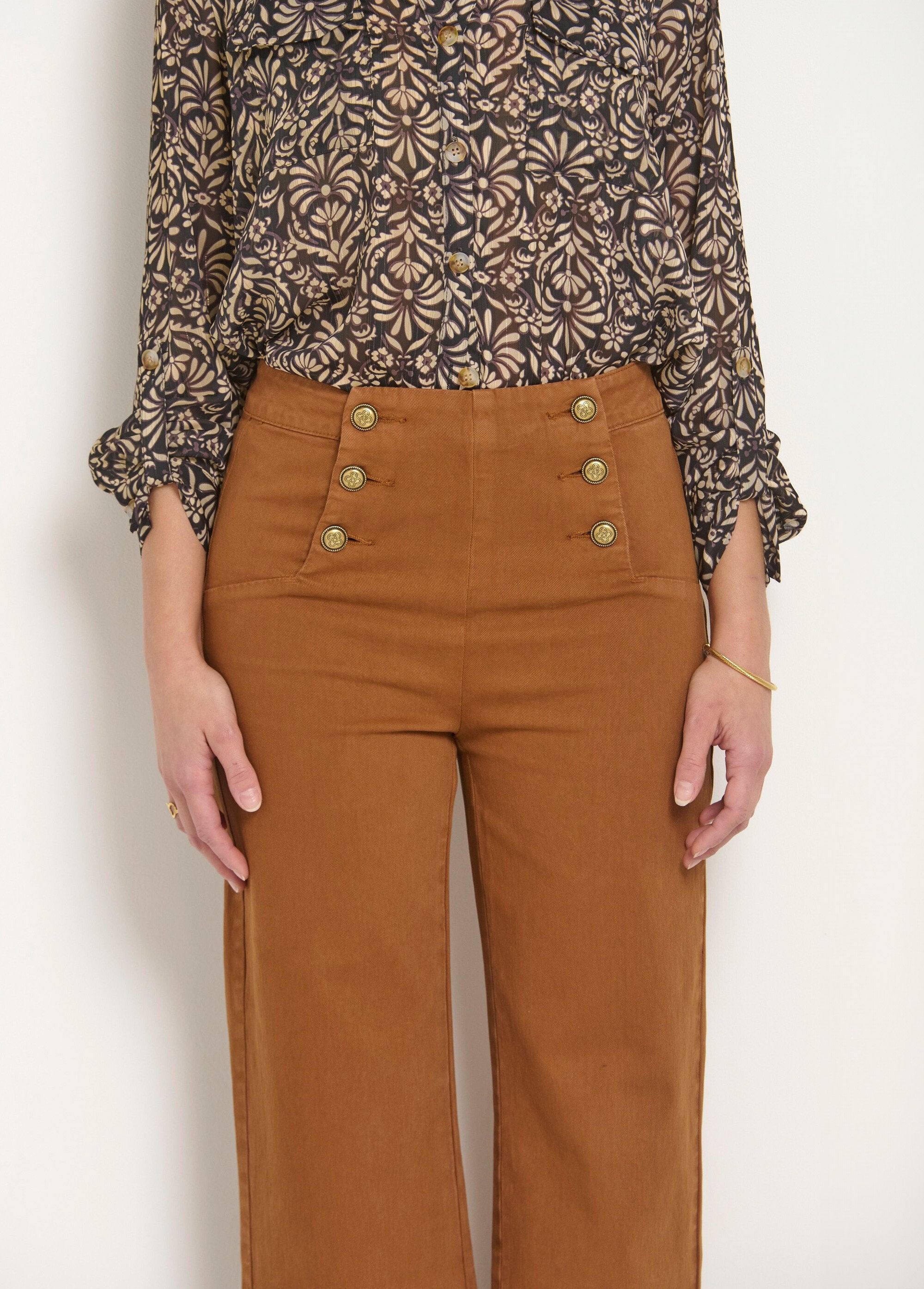 Jeans_with_metal_buttons,_special_PETITE_camel_DE1_slim