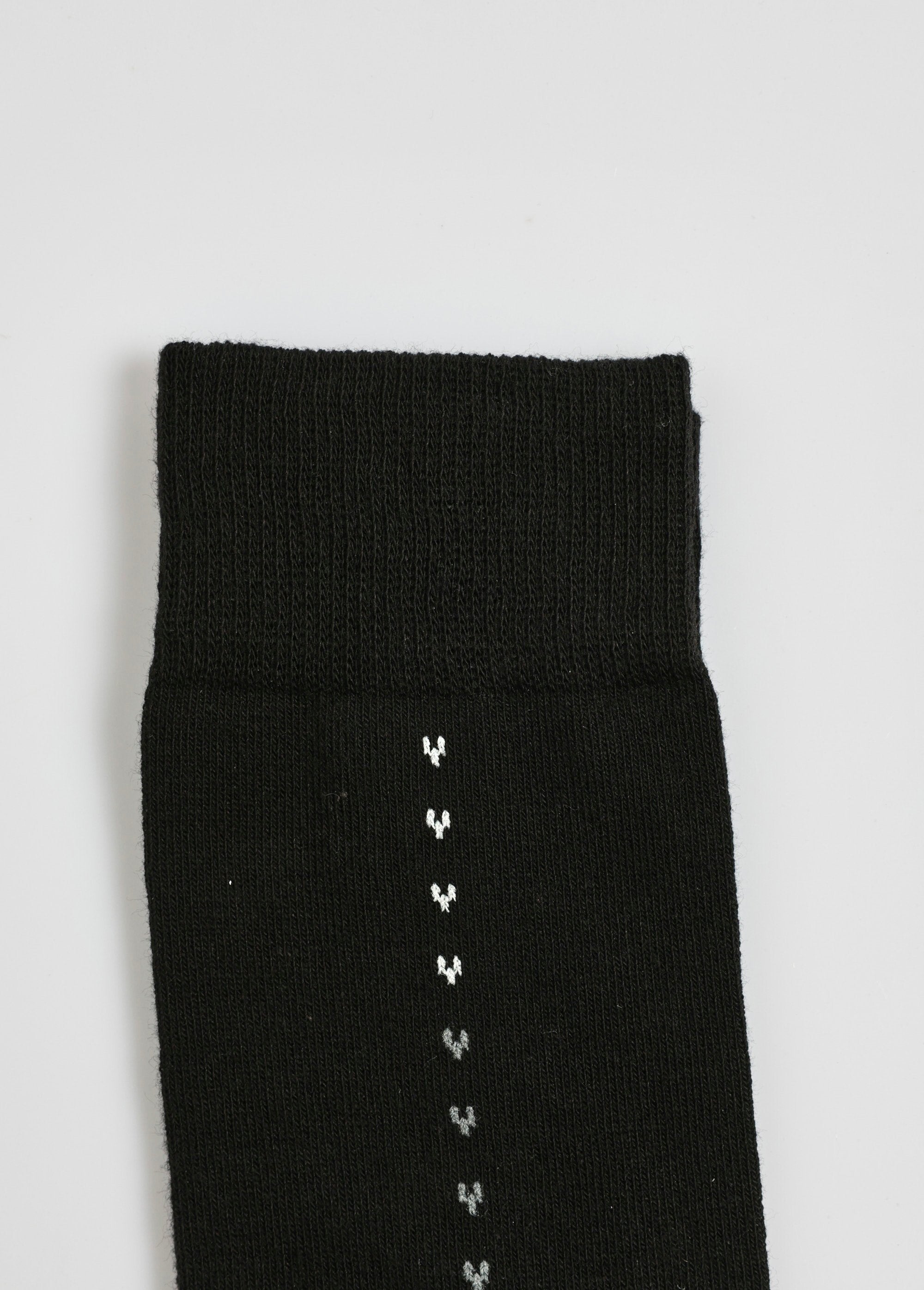 Pack_of_4_socks_with_small_patterns,_dark_Black_matching_DE5_slim