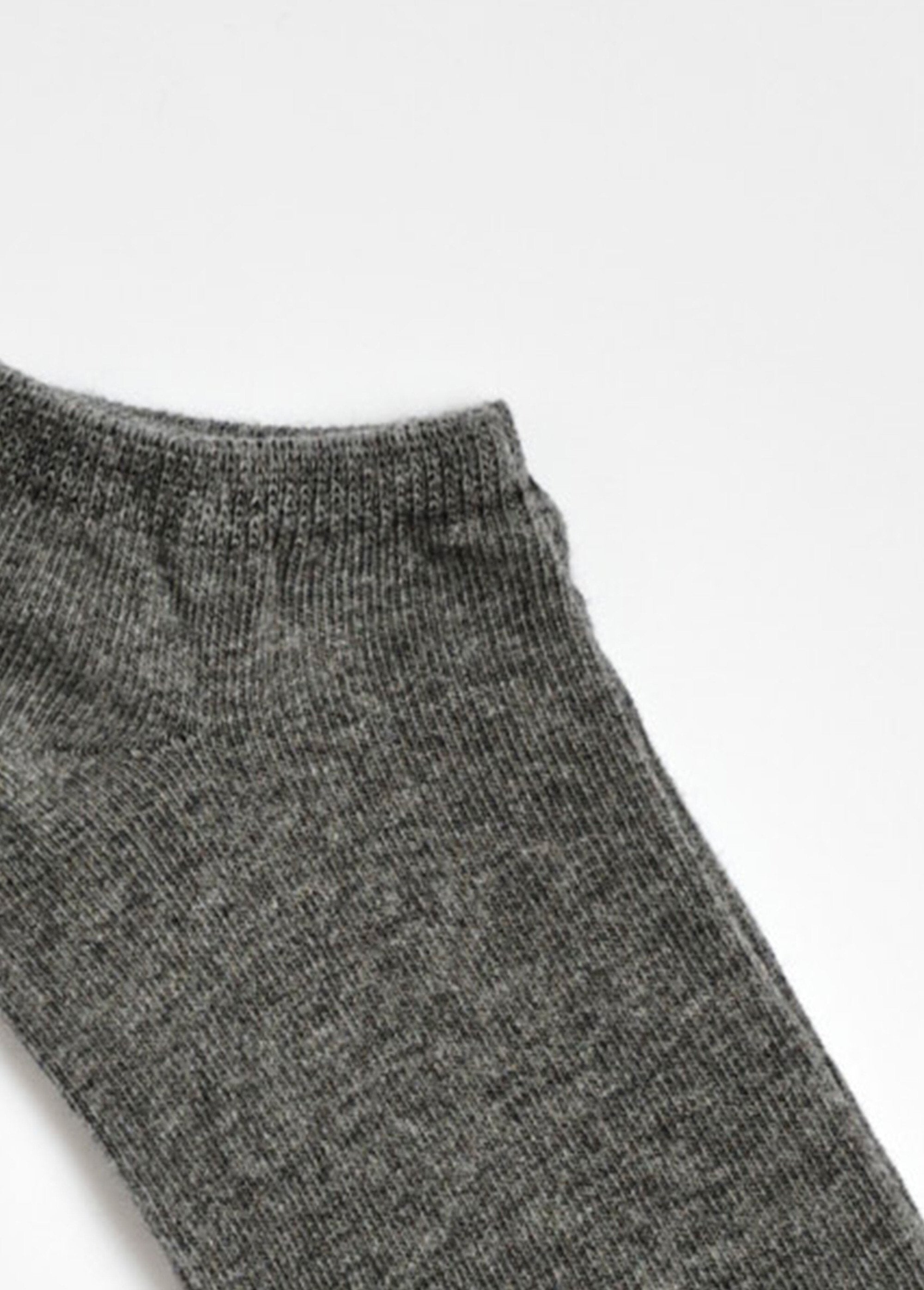 Pack_of_5_socks,_assorted_colors_White_and_gray_and_black_DE2_slim