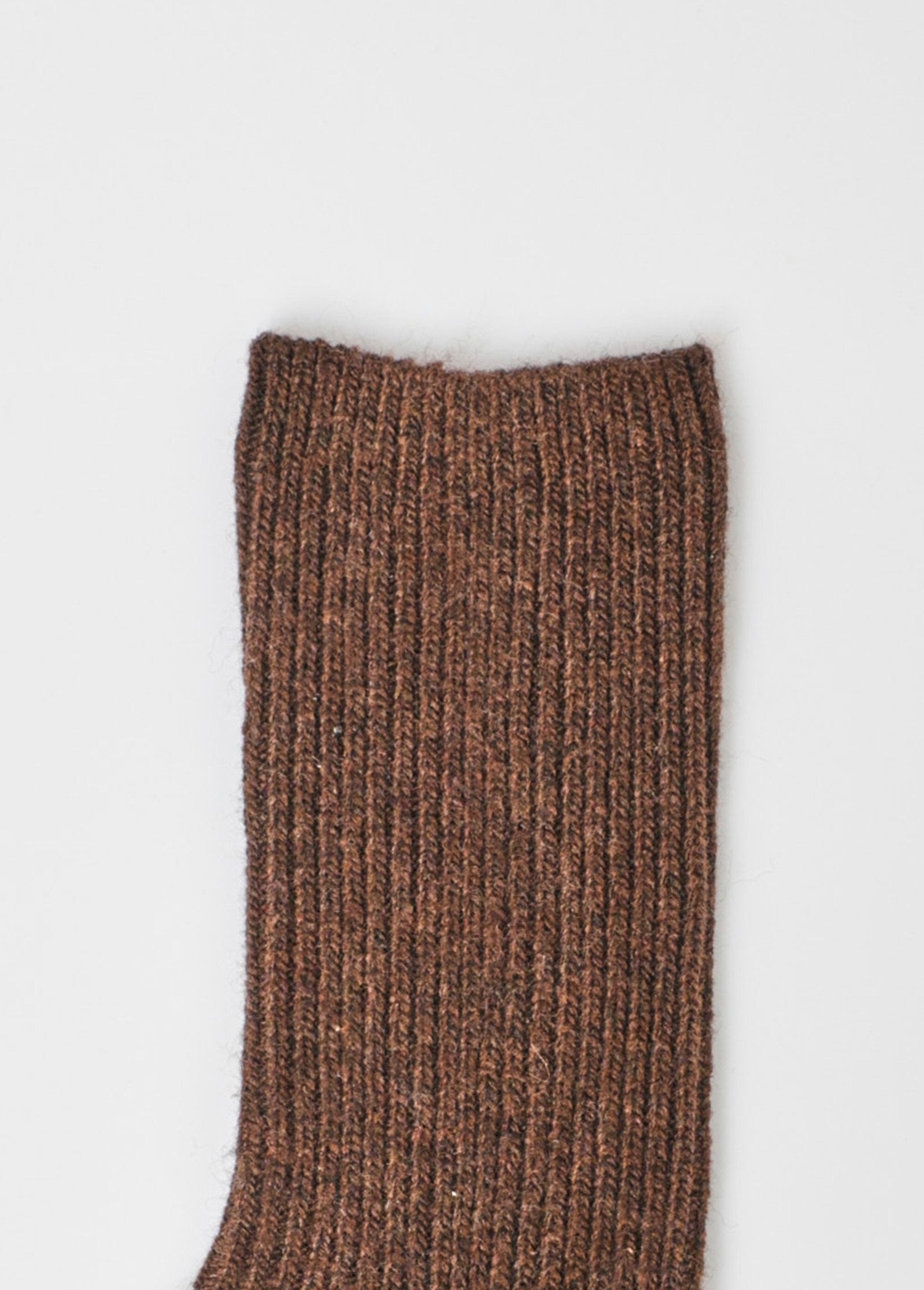 Pair_of_fine_ribbed_wool_socks_camel_DE2_slim