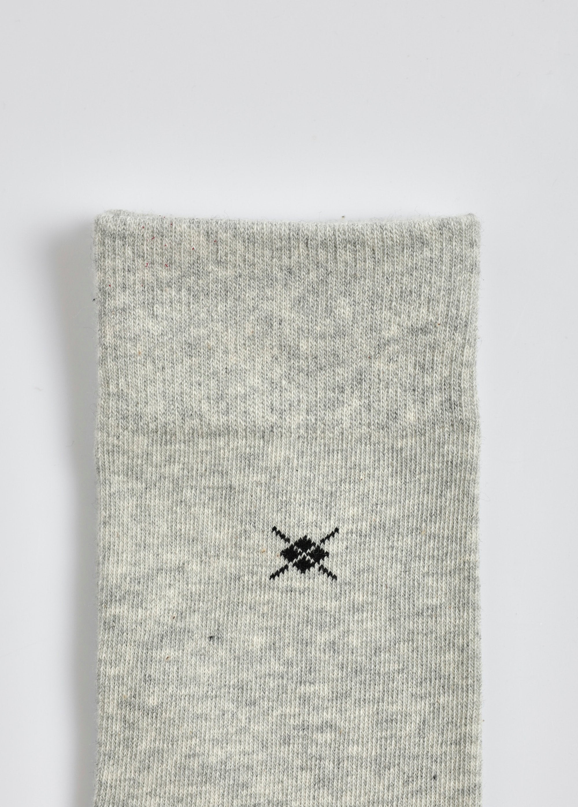 Pair_of_socks_with_small_patterns_Black_matching_DE2_slim