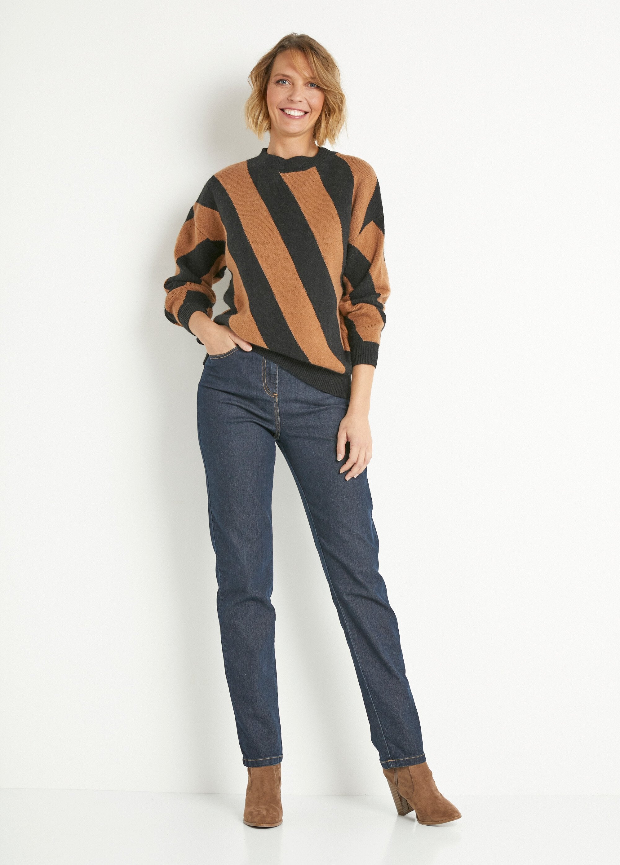Warm_round_neck_sweater_with_line_pattern_Camel_and_black_SF1_slim