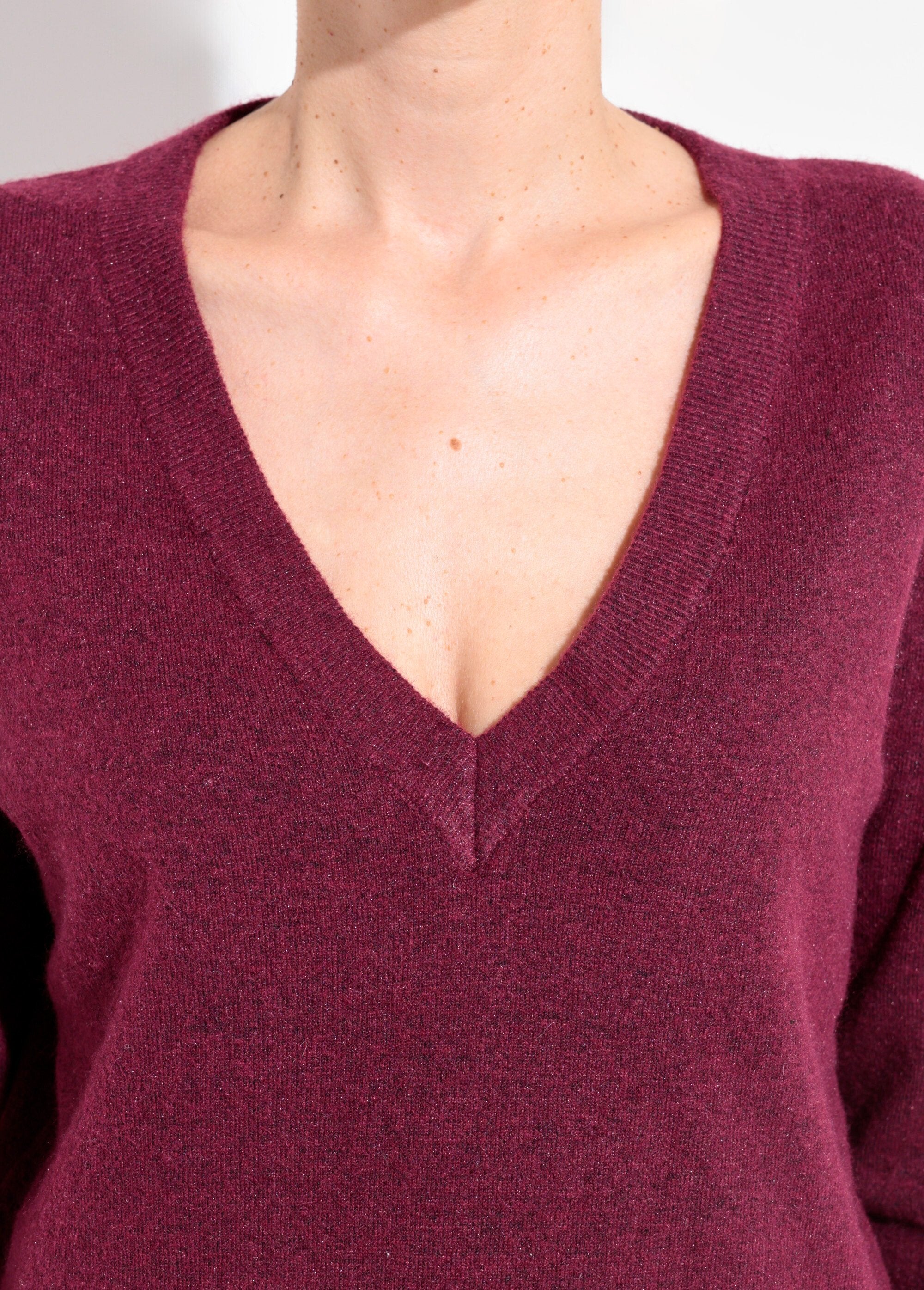 Soft_and_warm_V-neck_sweater_with_wool_Bordeaux_DE1_slim