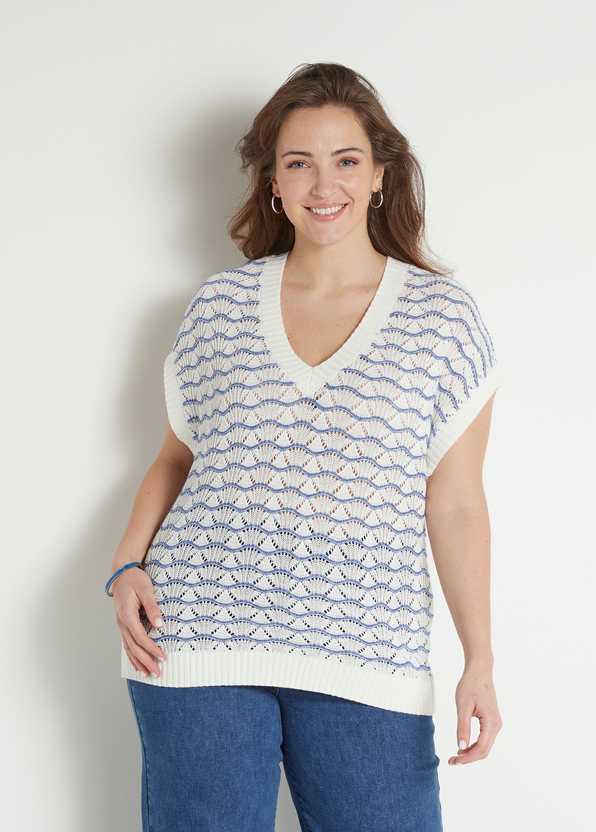 Two-tone_openwork_V-neck_sleeveless_sweater_Ecru_and_blue_FA1_curvy