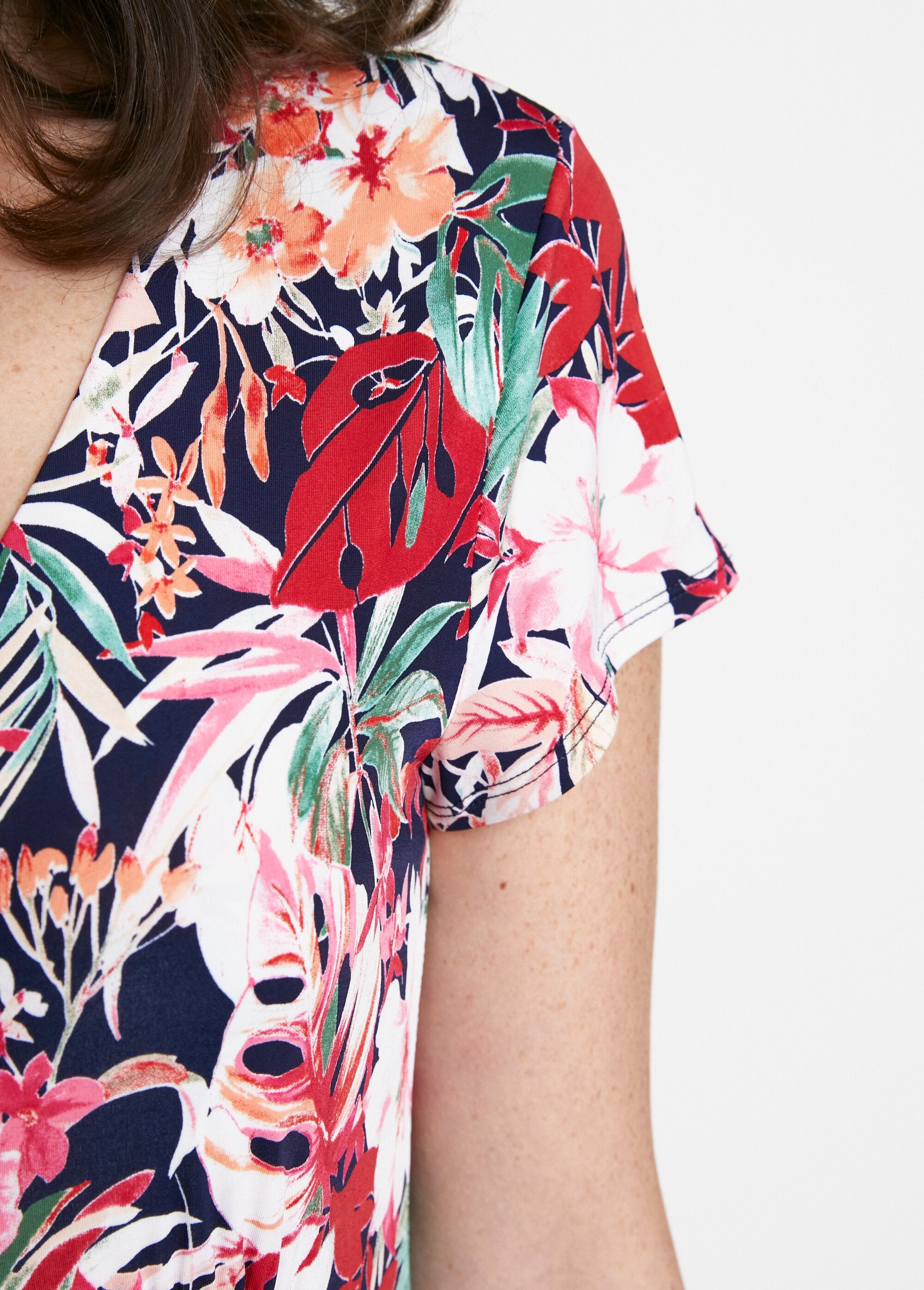 V-neck_flared_midi_dress_Fuchsia_print_DE2_slim