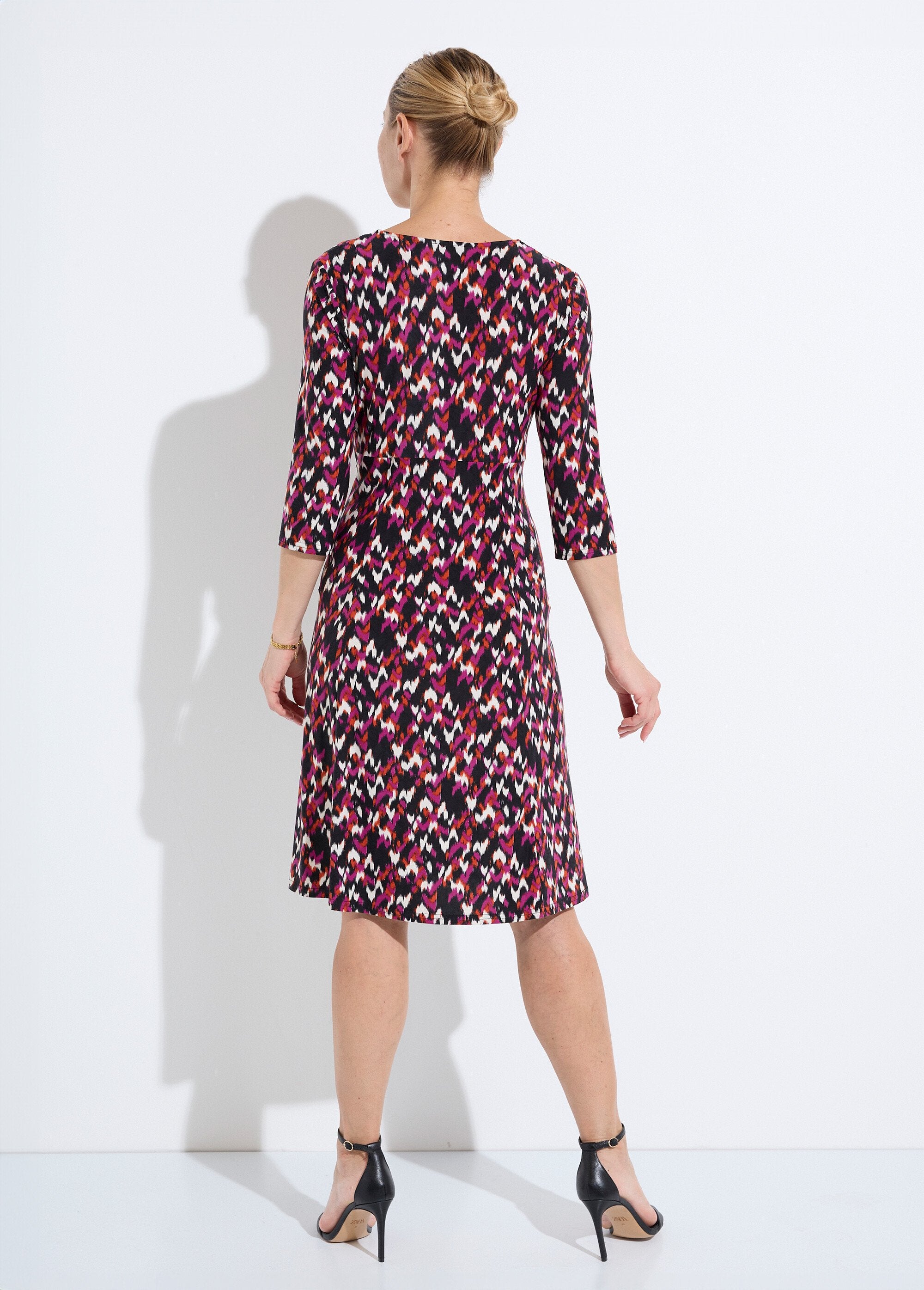 Short_flared_dress_with_3/4_sleeves_and_graphic_print_Black_and_fuchsia_DO1_slim