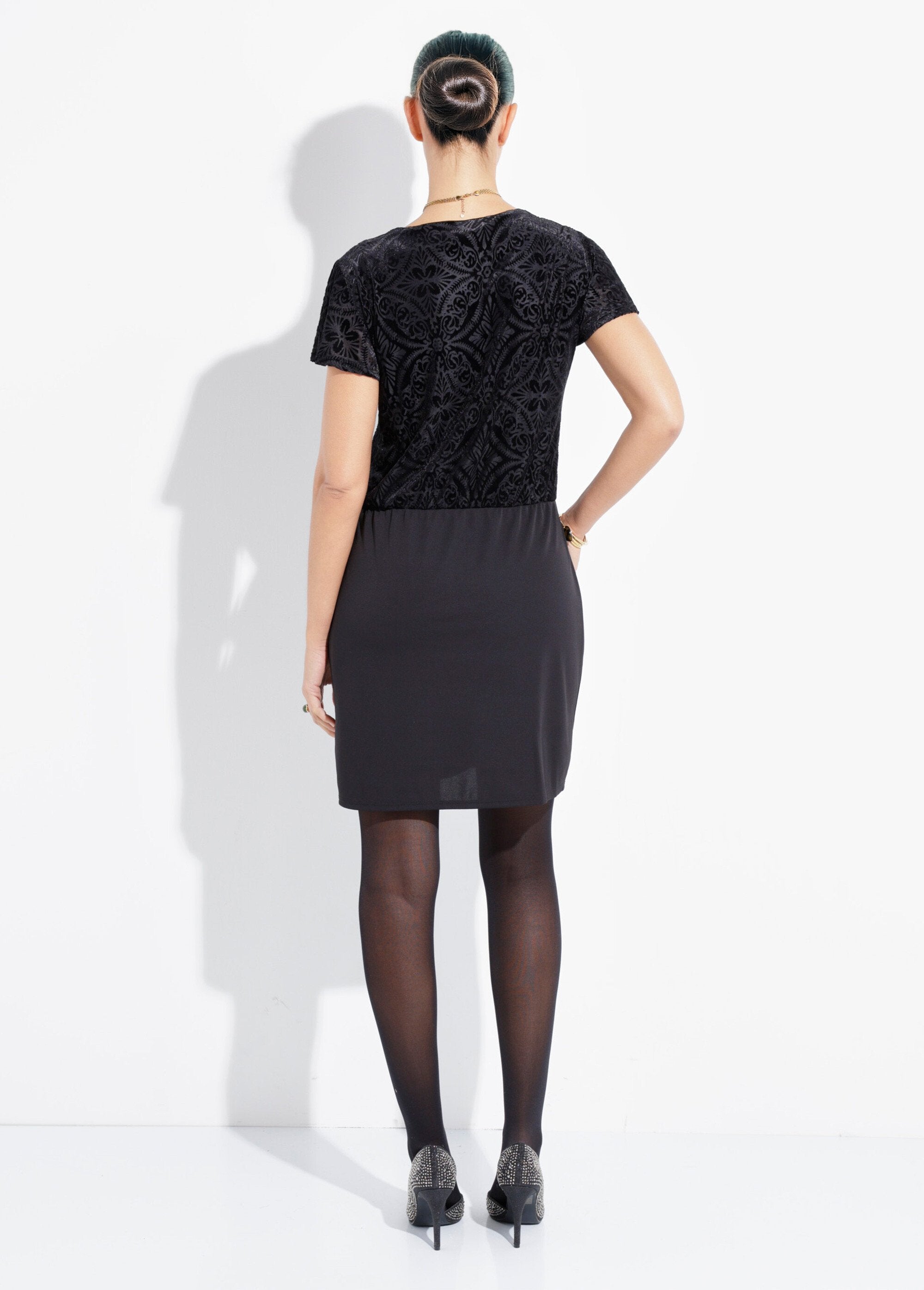 Chic_straight_dress_in_devoré_velvet_and_knit_Black_DO1_slim