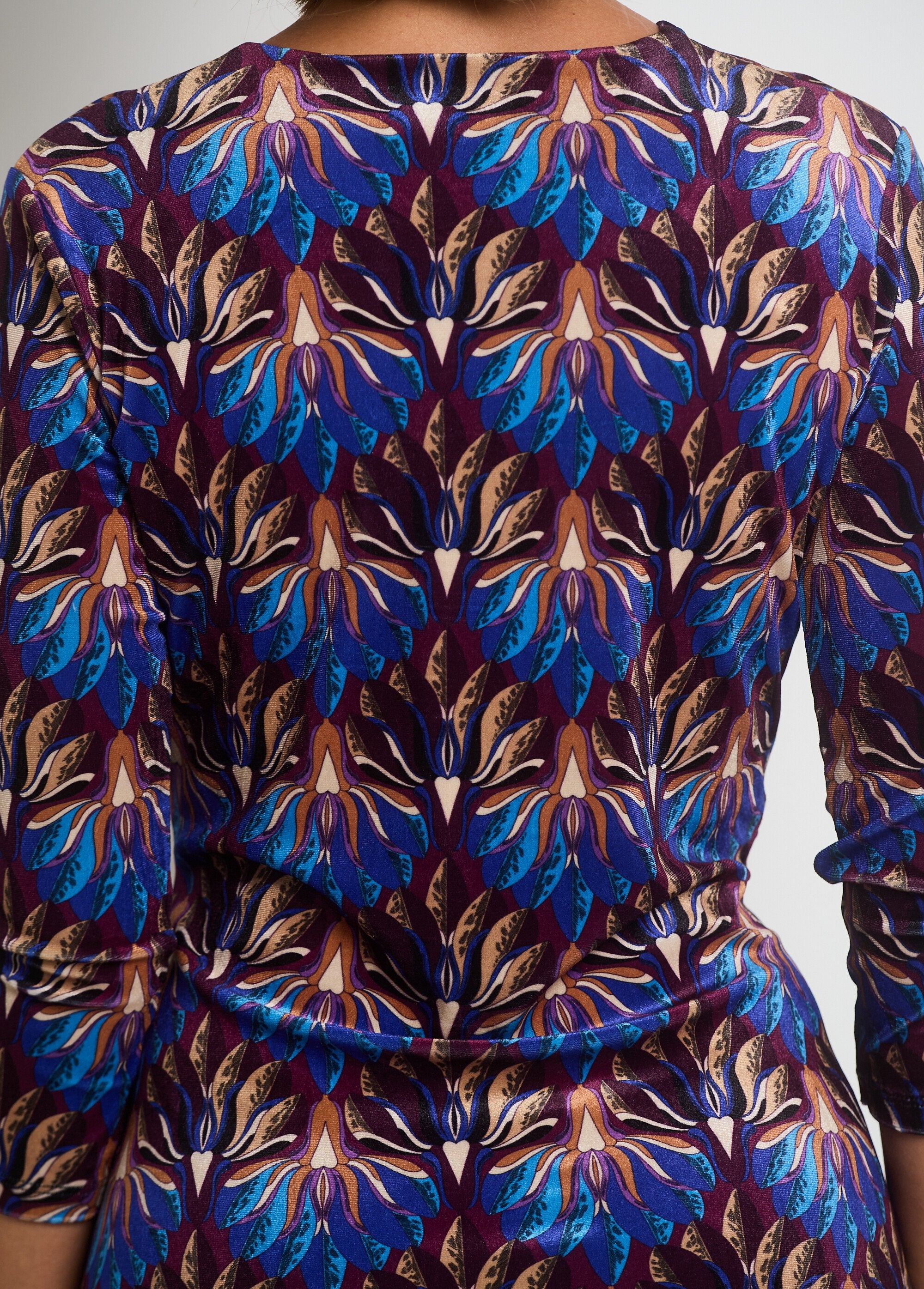 Printed_velvet_dress_with_draped_waist_Blue_and_camel_DE3_slim