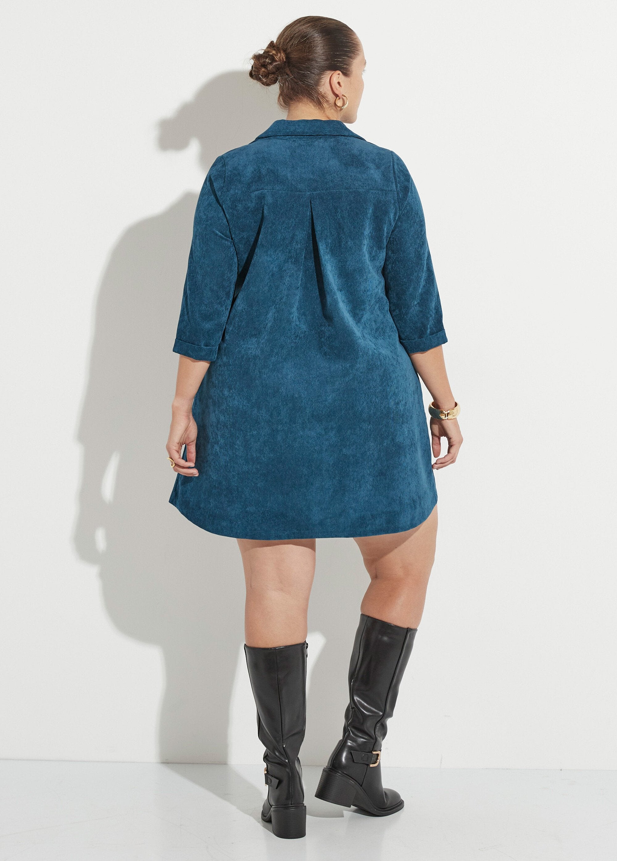 V-neck_trapeze_dress_in_milleraies_velvet_Emerald_DO1_curvy