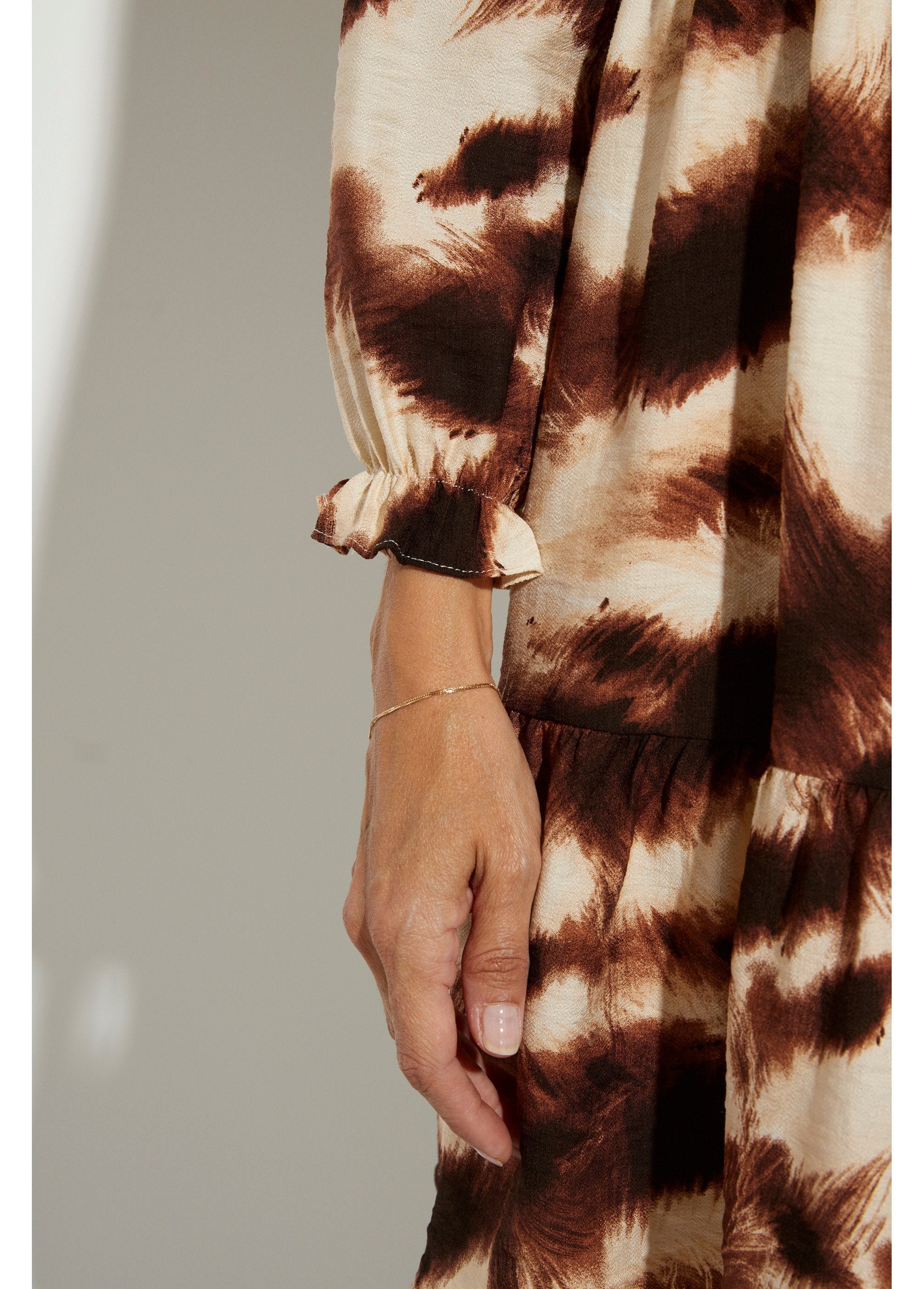 Ruffled_dress_with_V-neck_and_fitted_sleeves_Brown_and_beige_DE3_slim