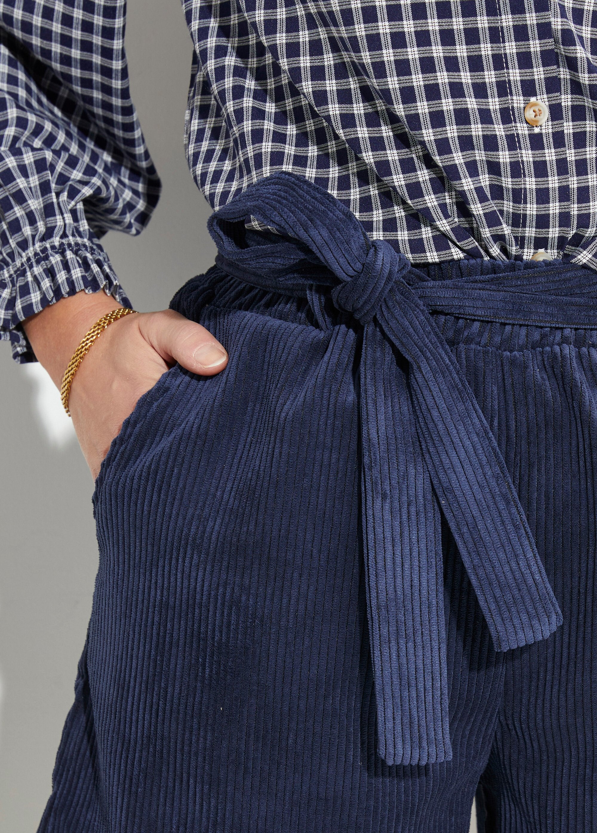 Wide-wale_corduroy_shorts_Marine_DE1_slim