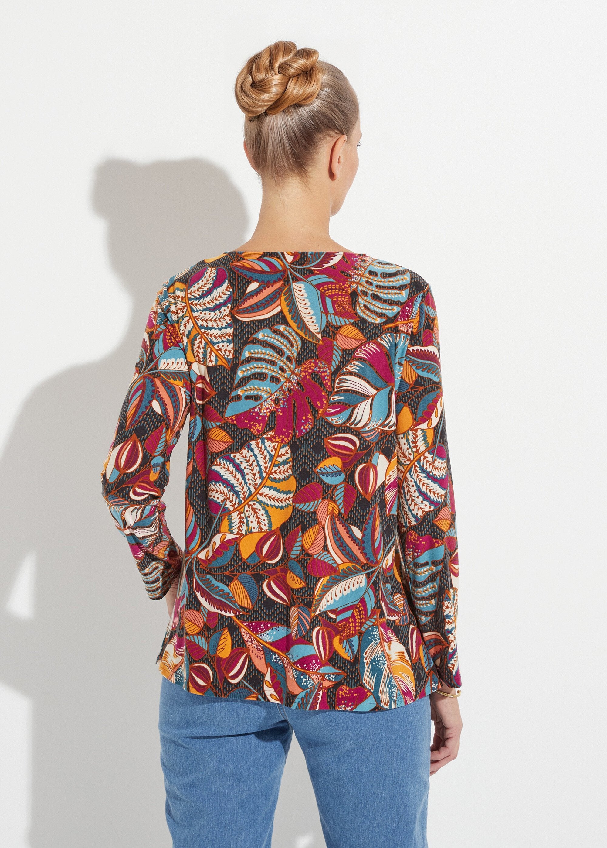 V-neck_long-sleeve_printed_T-shirt_Gooseberry_and_blue_DO1_slim