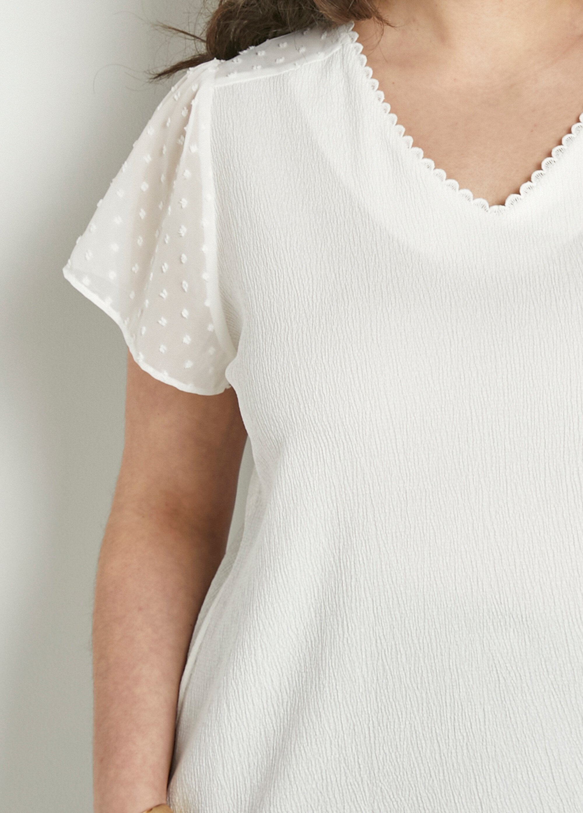 Short-sleeved_V-neck_polka_dot_t-shirt_White_DE1_curvy