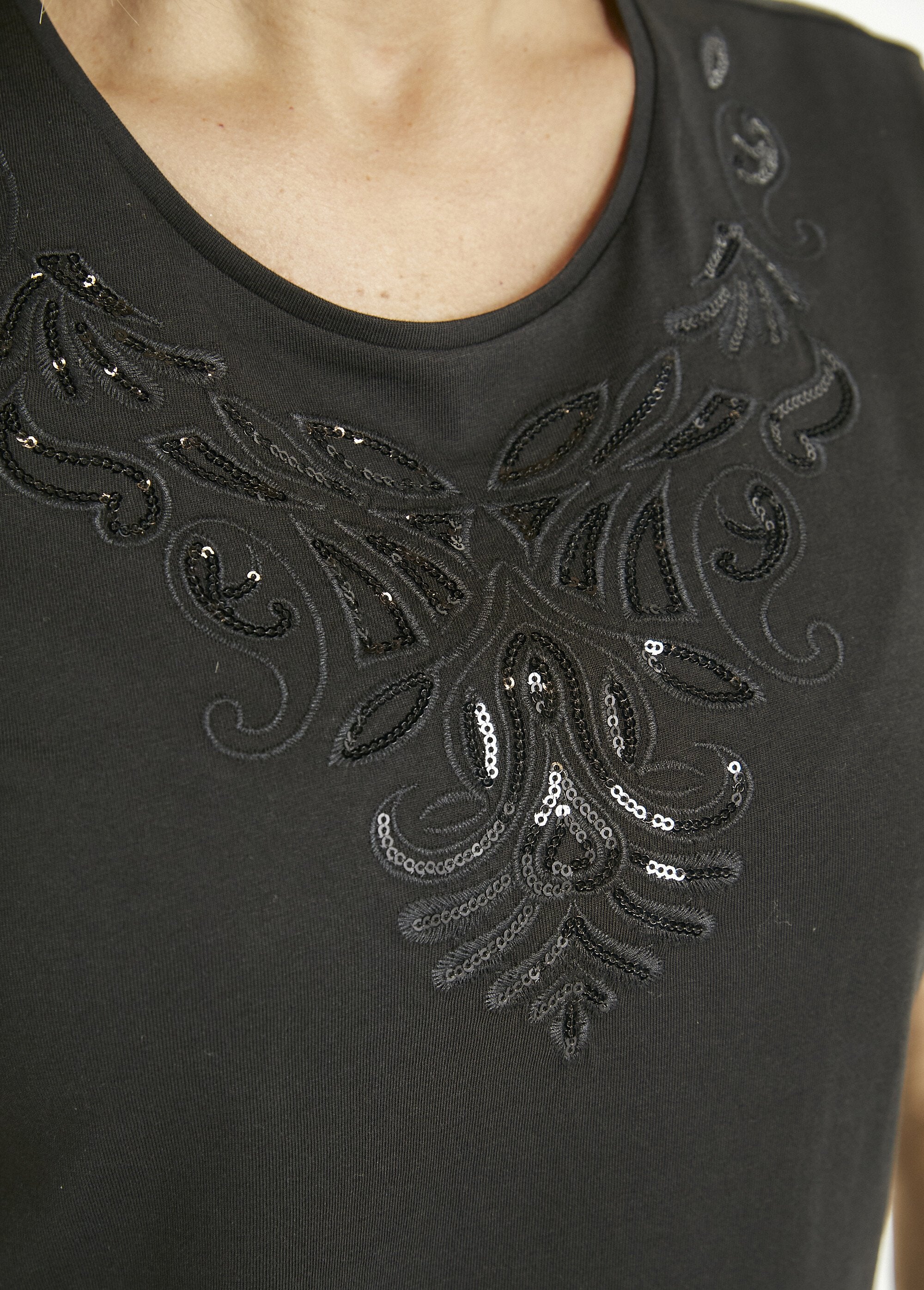 Short-sleeved_embroidered_cropped_t-shirt_Black_DE1_slim