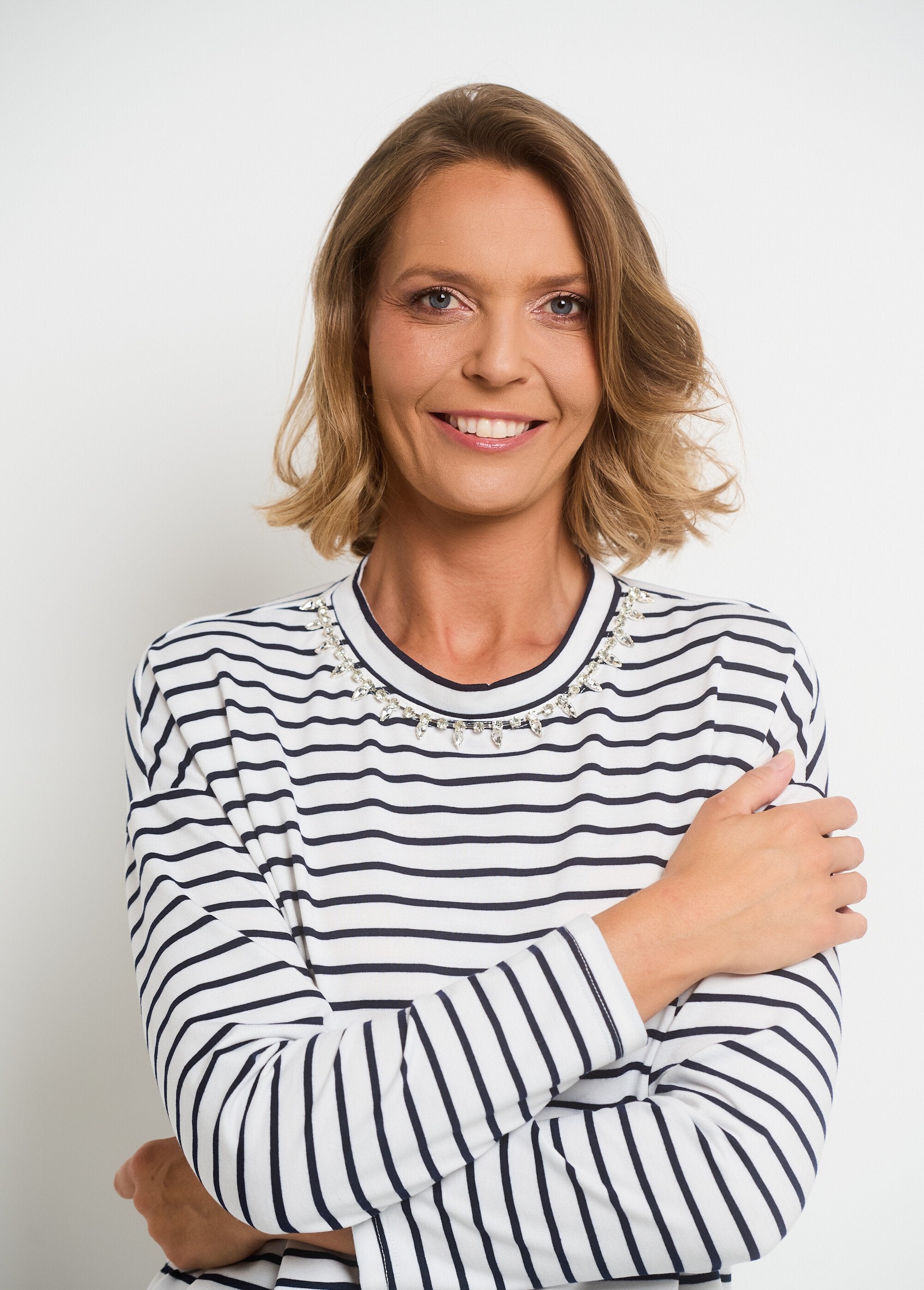 Striped_T-shirt_with_rhinestone_neckline_White_striped_DE1_slim