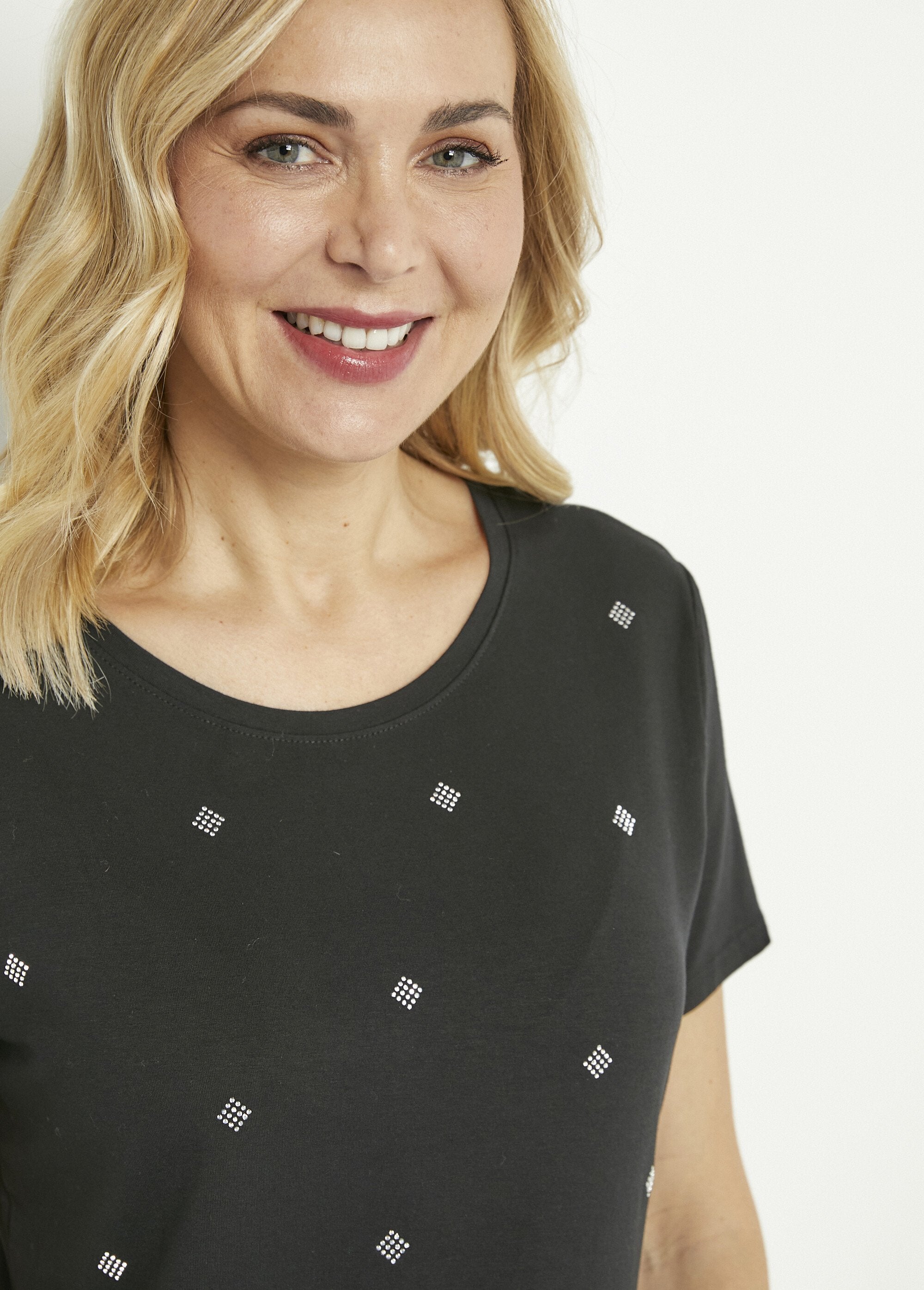 Plain_rhinestone_round_neck_short_sleeve_t-shirt_Black_DE1_slim