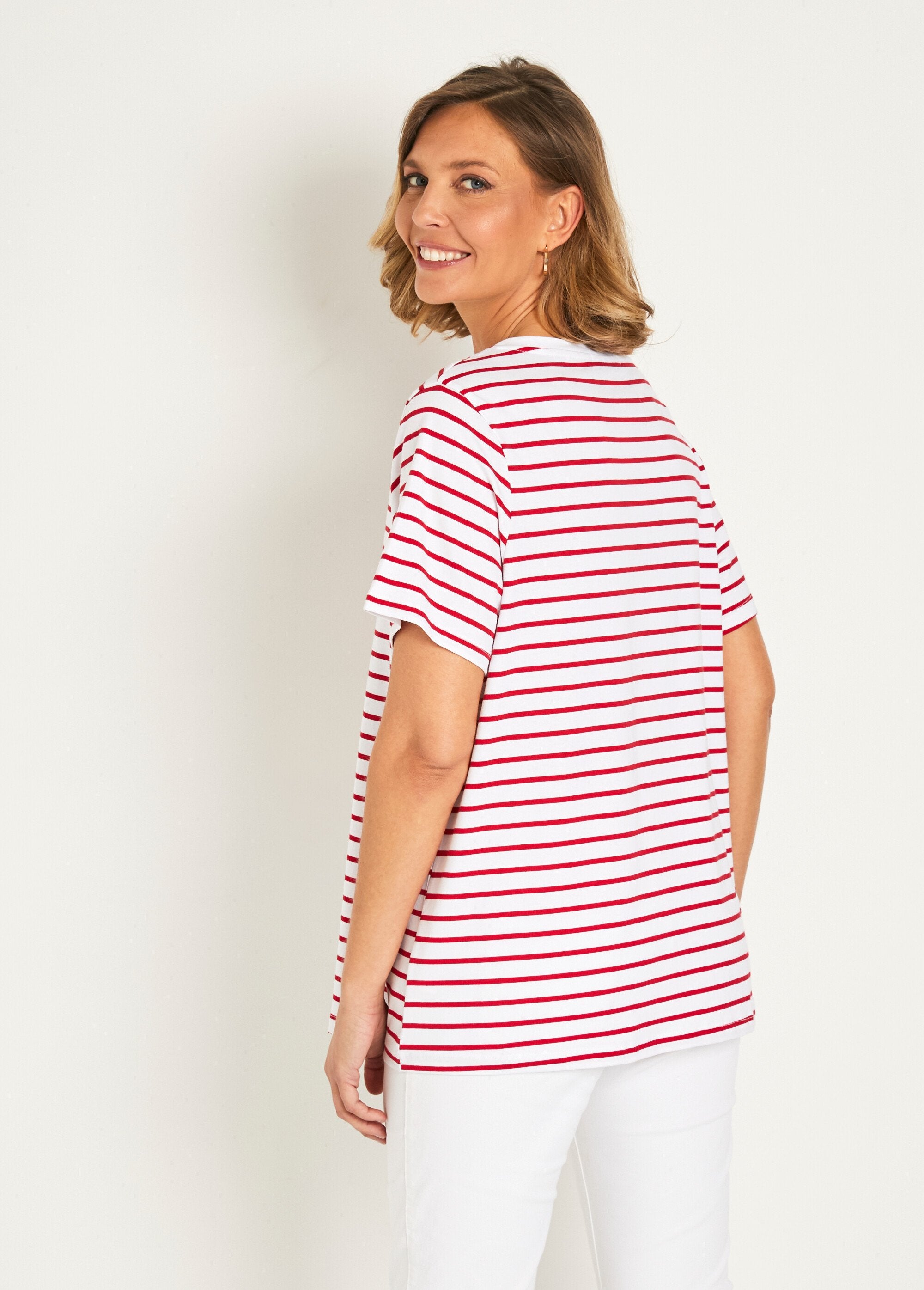 Striped_V-neck_T-shirt_with_heart_embroidery_Red_stripe_DO1_slim