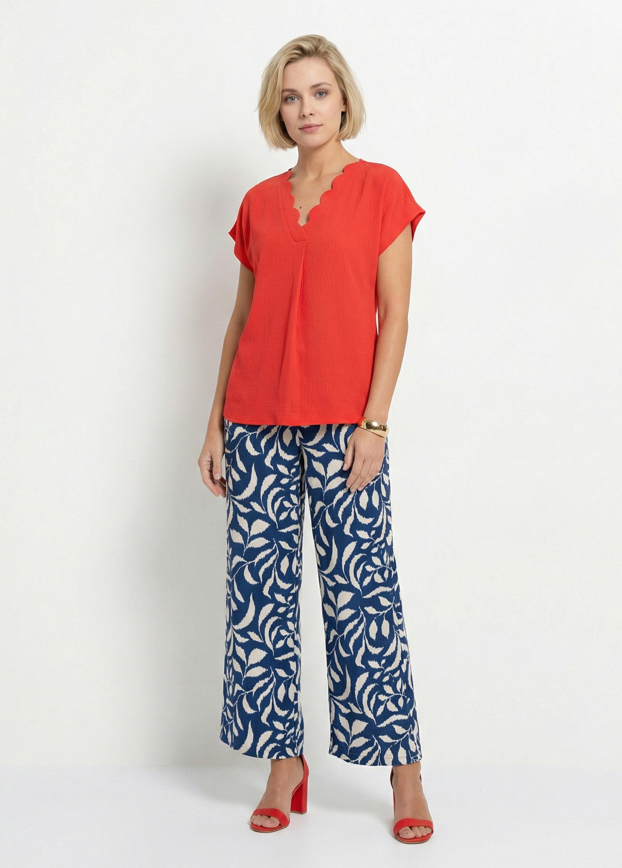 Short-sleeved_top_with_scalloped_V-neck_Red_SF1_slim