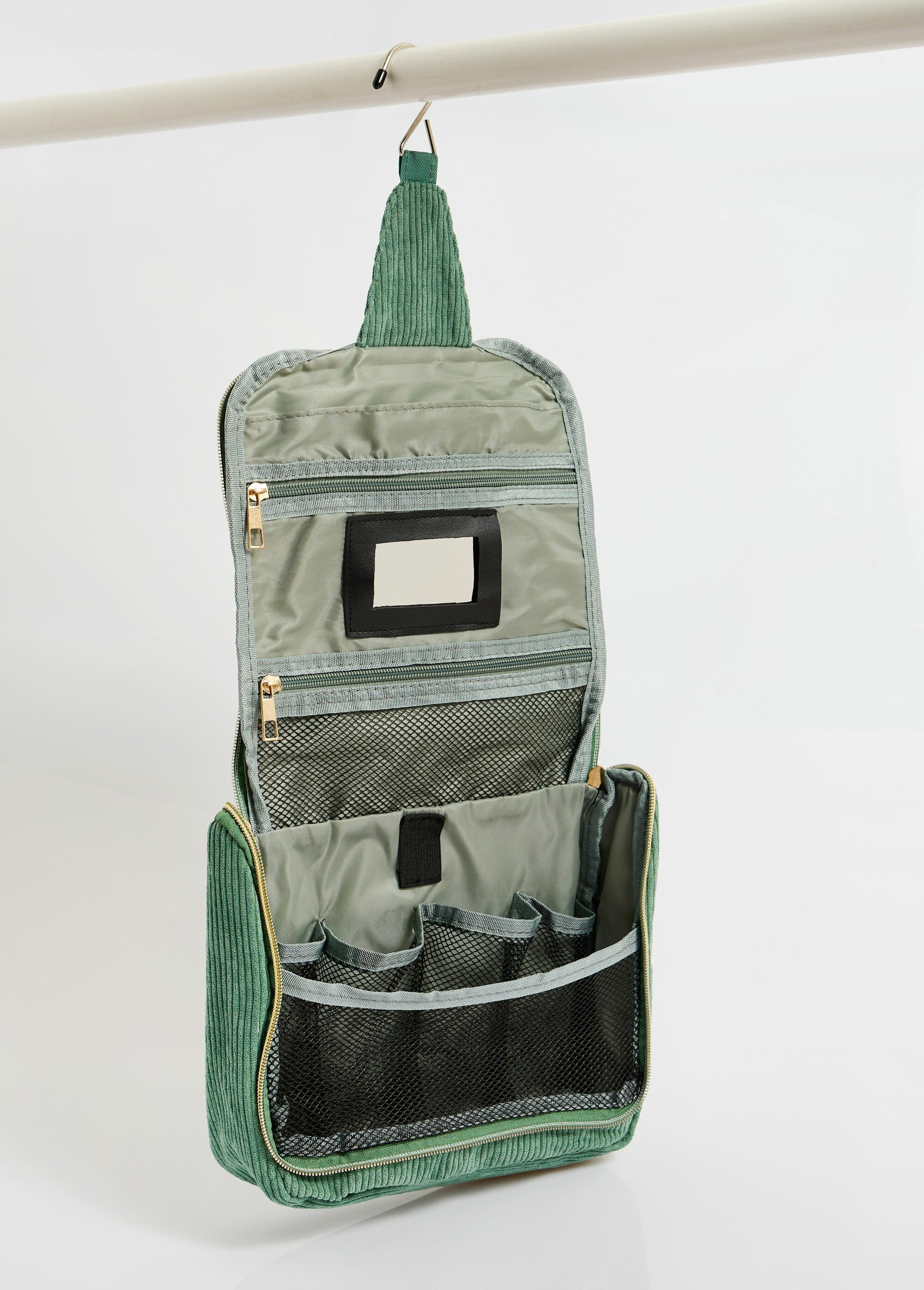 Hanging_toiletry_bag,_velvet_Green_DE2_slim