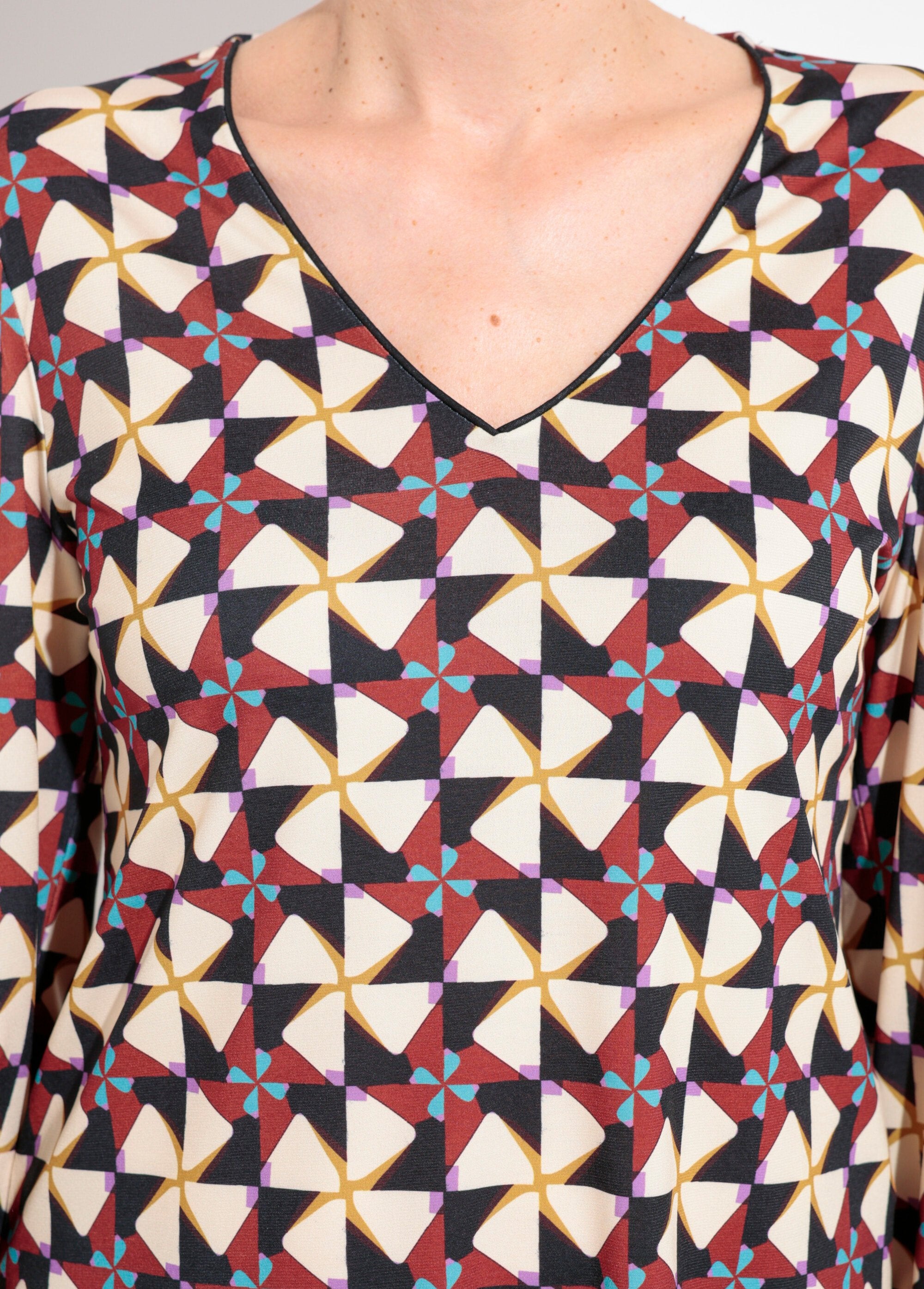 Long-sleeved_tunic_with_tightened_cuffs_Ecru_and_brown_DE1_slim