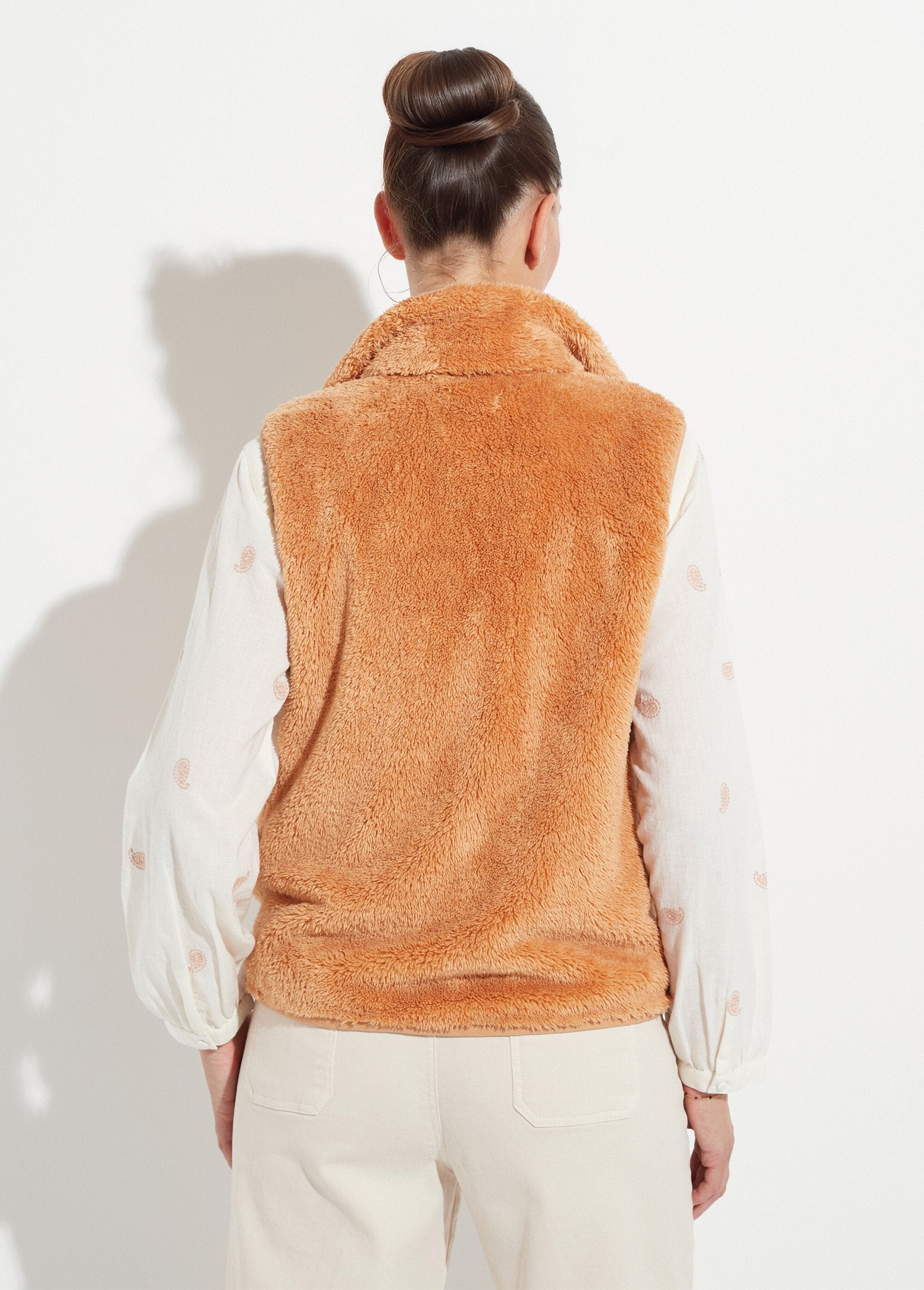 Sleeveless_faux_fur_jacket_with_stand-up_collar_Chamois_DO1_slim