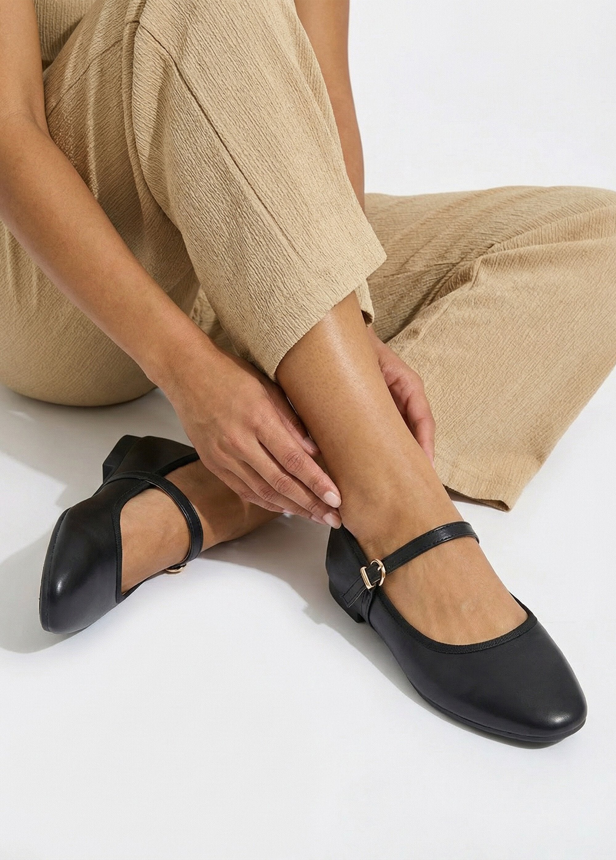 Flat_ballerina_flats_with_strap_Black_SF1_slim