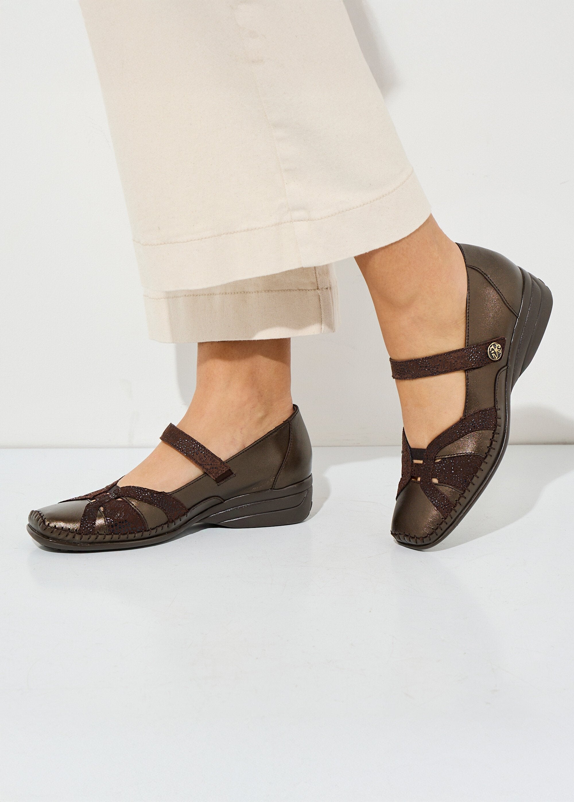 Comfort_wide_leather_ballerinas_with_Velcro_straps_Brown_SF1_slim