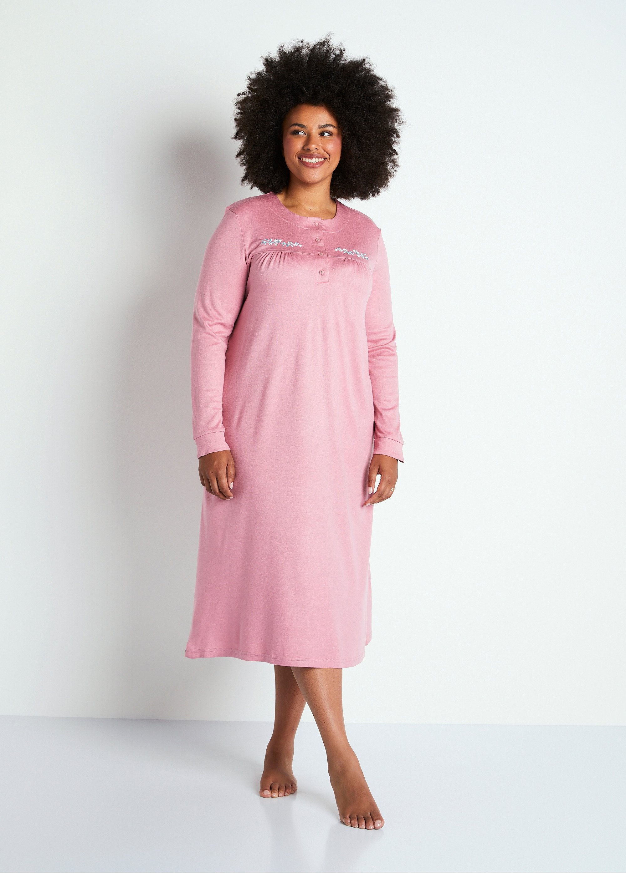 Courtelle®_embroidered_nightgown_Heather_FA1_curvy