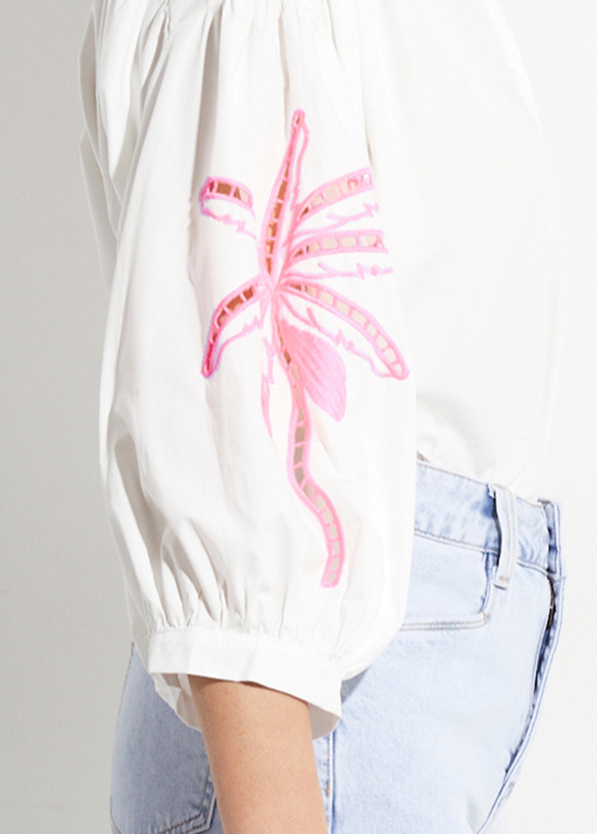 Loose-fitting_blouse_with_embroidered_palm_tree_sleeves_White_and_fluorescent_pink_DE2_slim