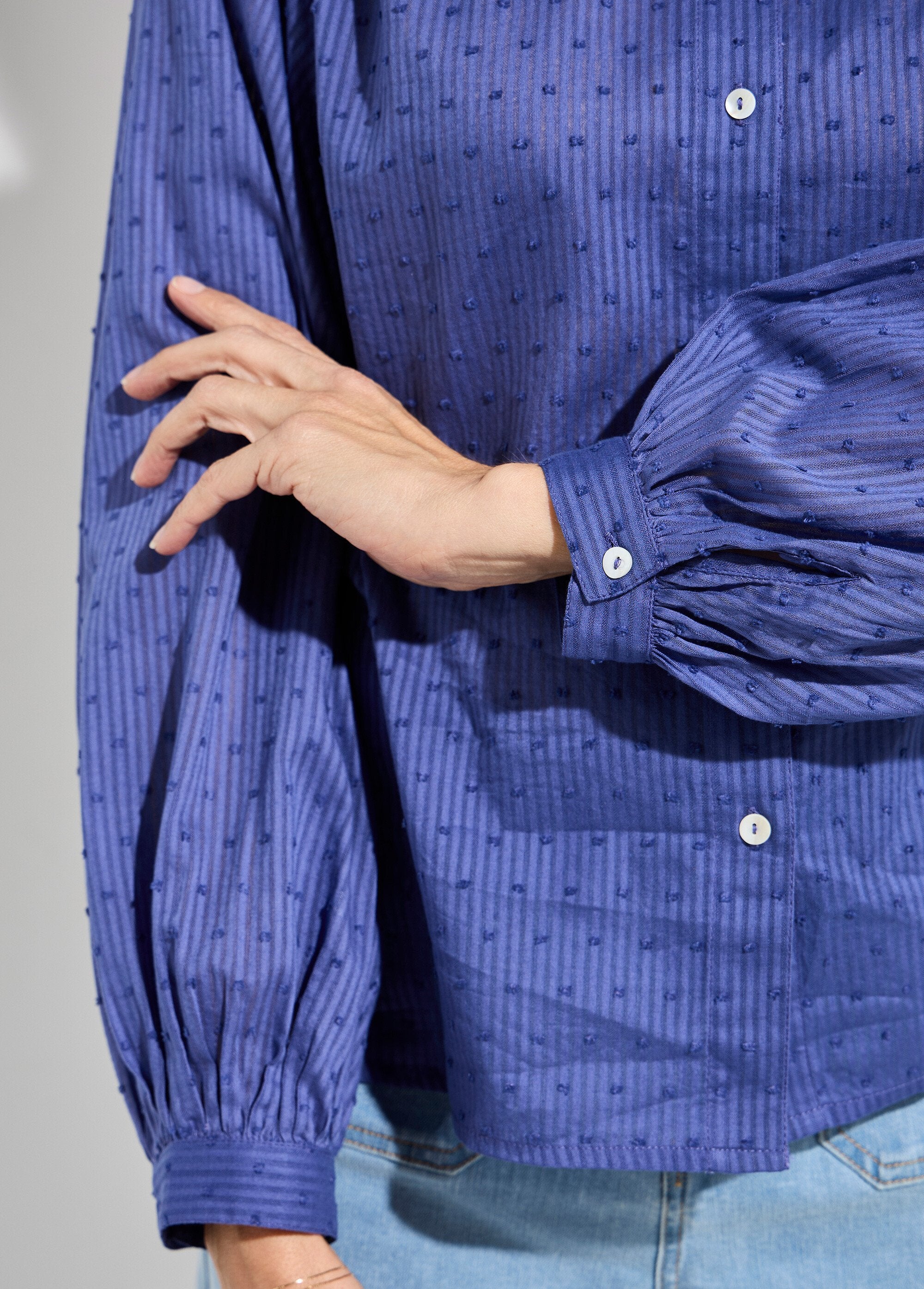 Chemisier_col_volanté_coton_plumetis_rayé_Bleu_DE1_slim