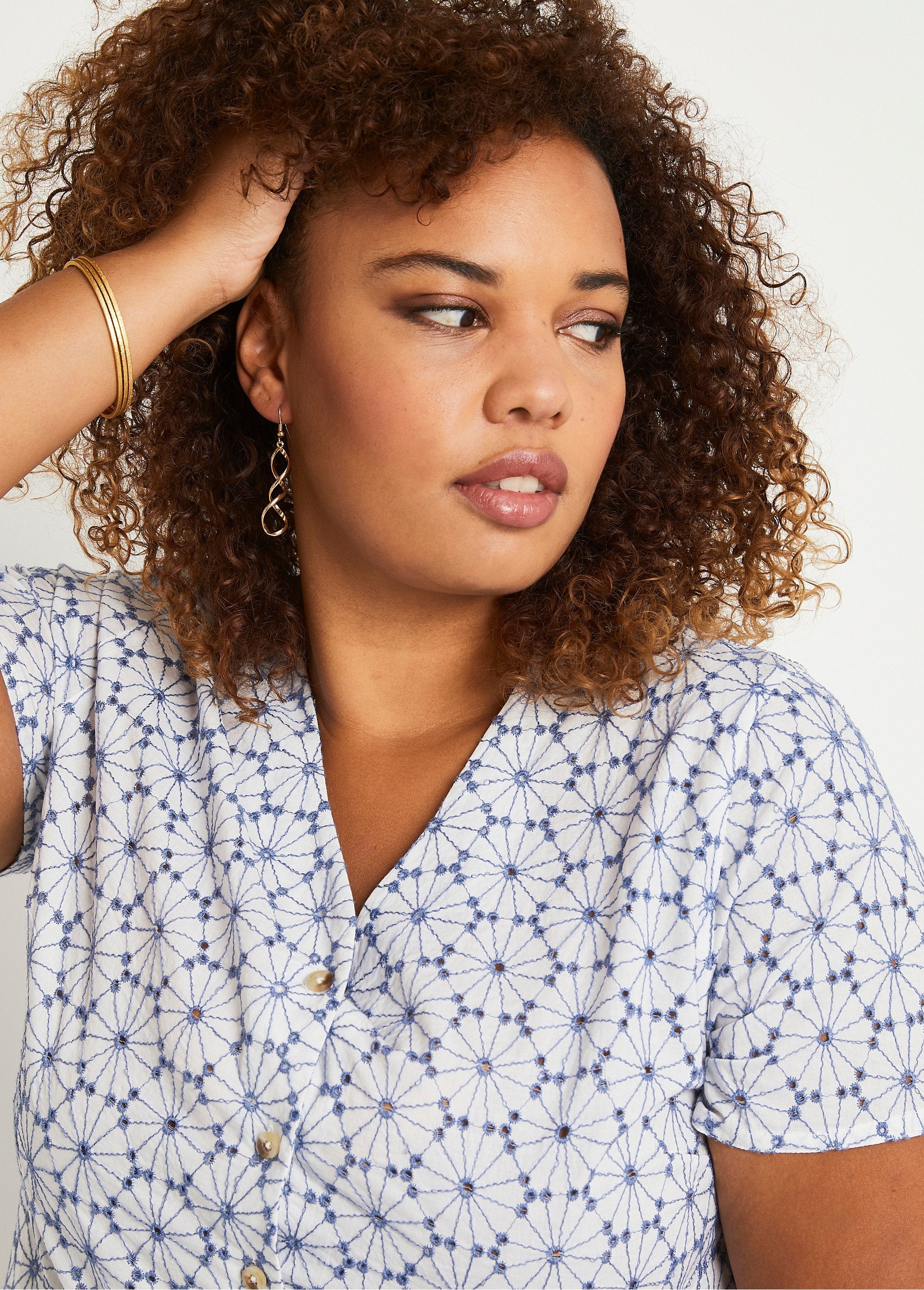 Long_embroidered_V-neck_blouse_White_and_blue_DE2_curvy