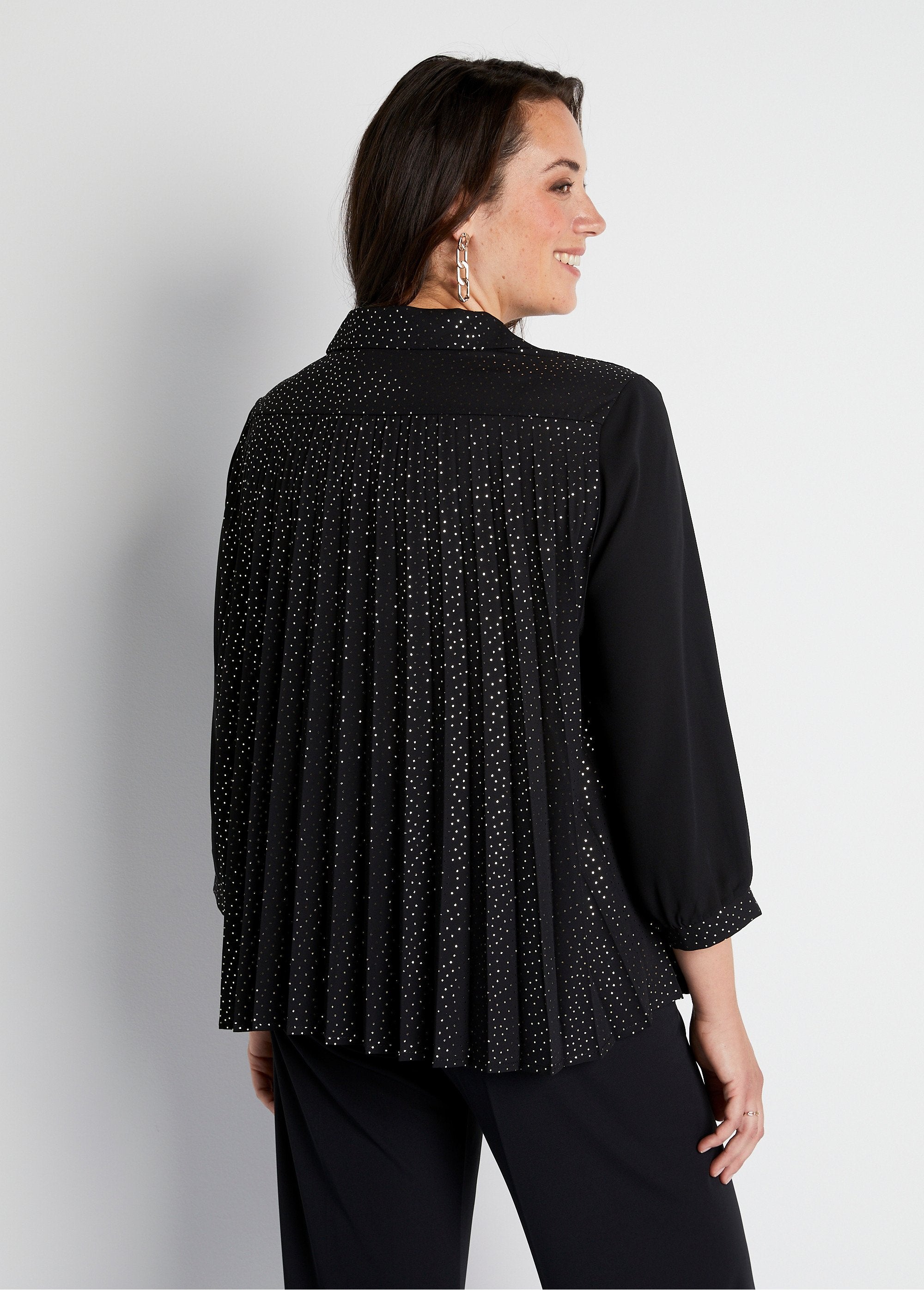 Mid-length_back_pleated_blouse_Black_and_gold_DO1_curvy