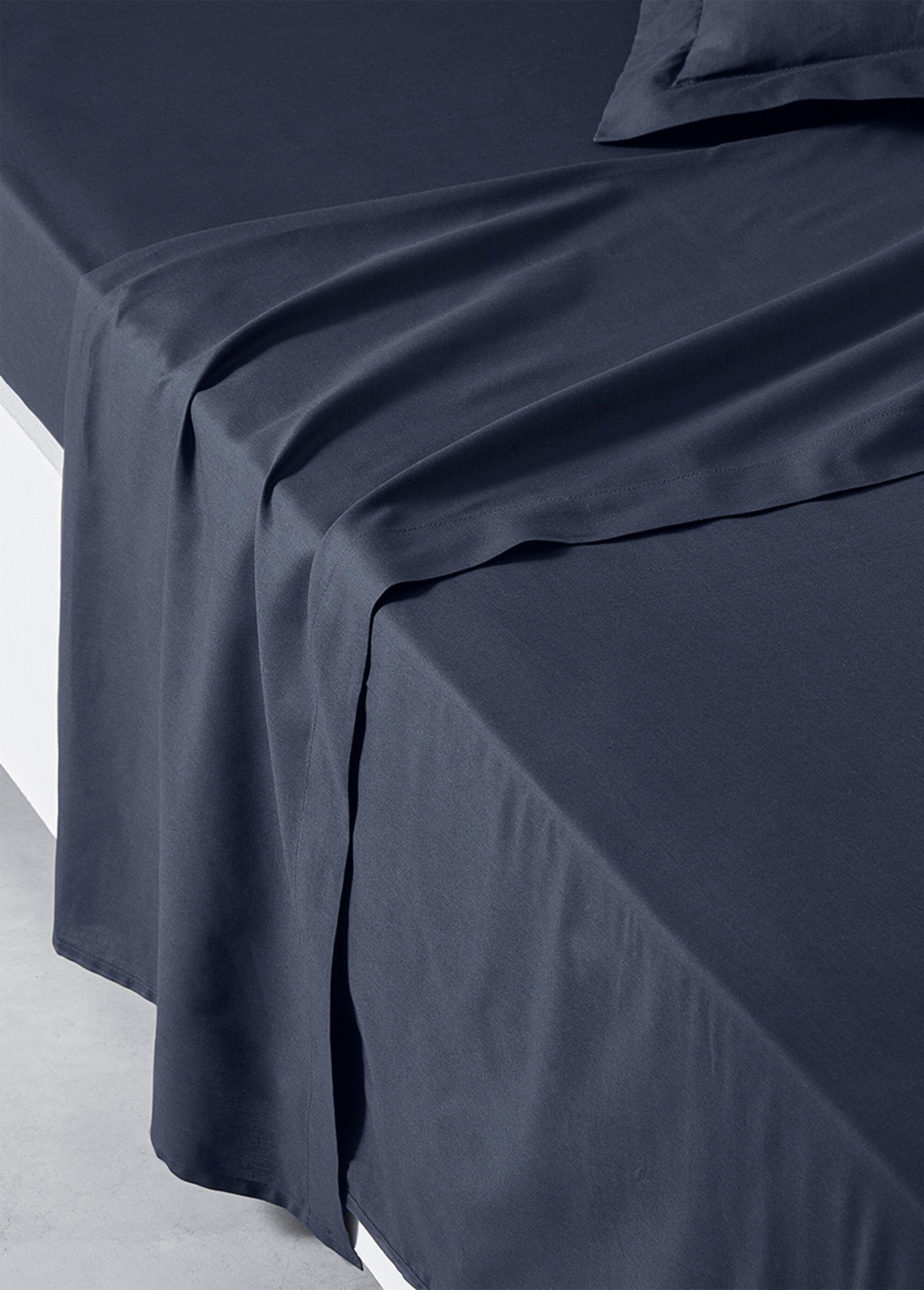 Plain_cotton_flat_sheet_Navy_DE1_slim
