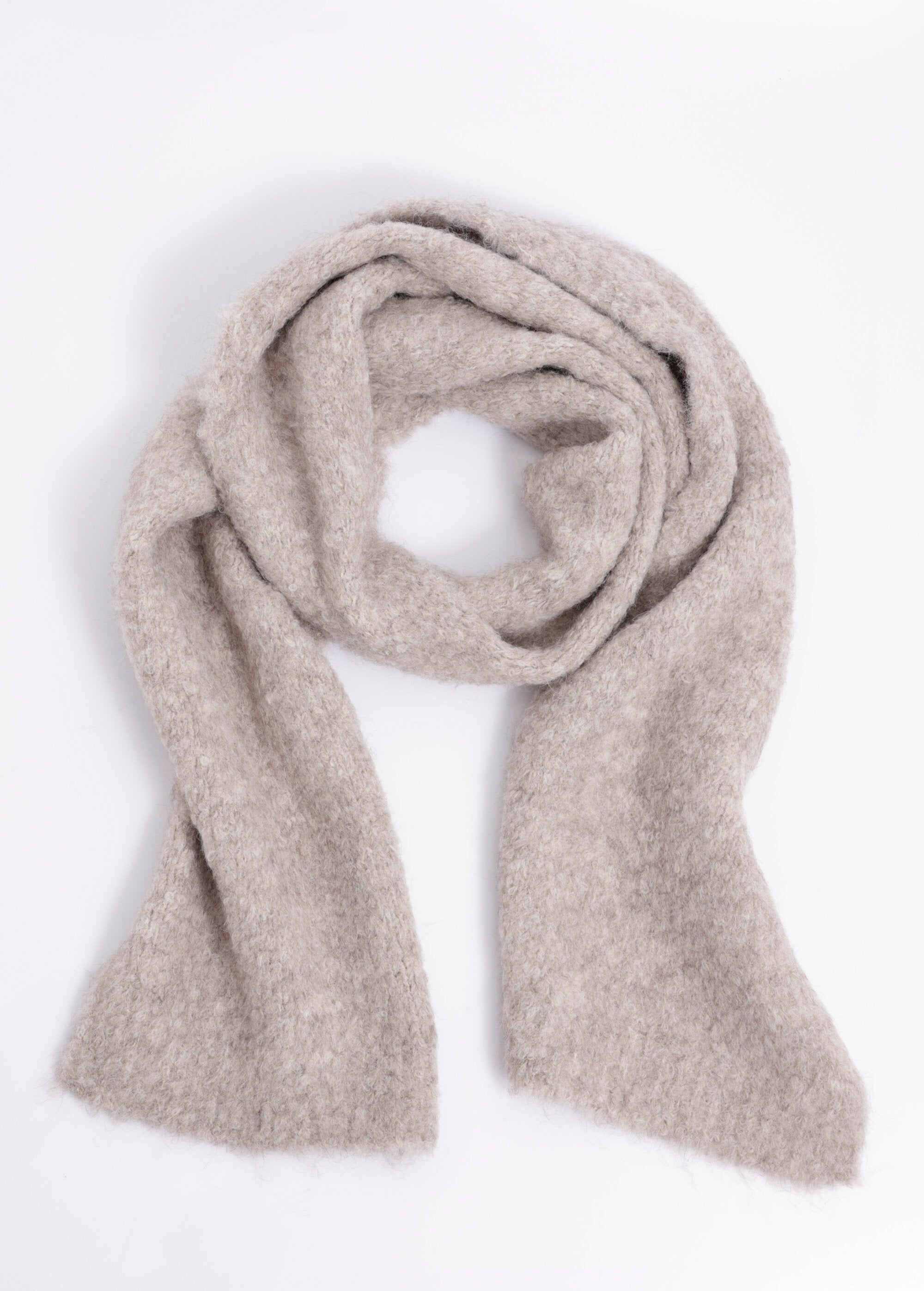 Warm,_fluffy_knit_scarf_Mole_FA1_slim