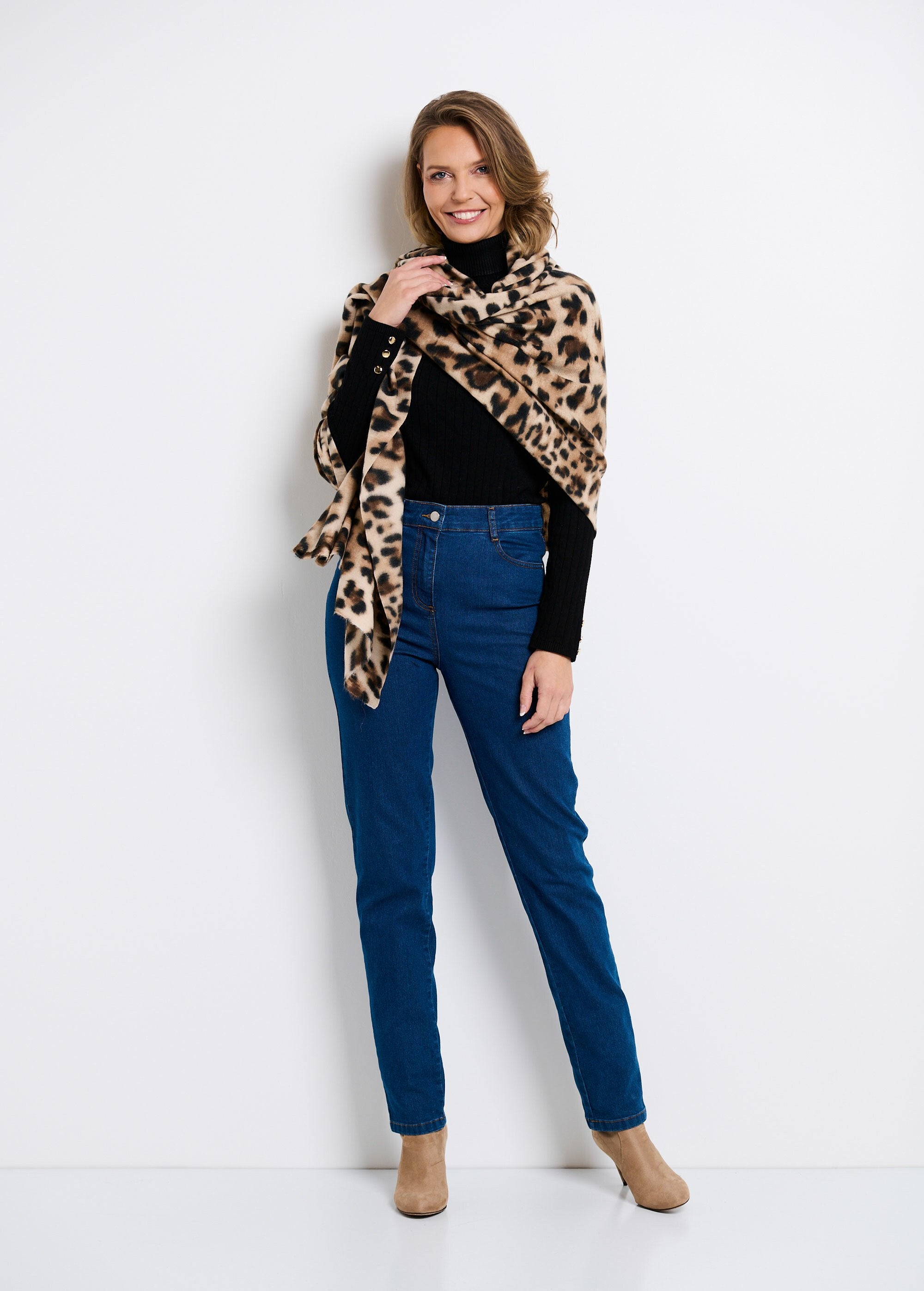 Warm_wool_scarf_with_leopard_pattern_Leopard_SF1_slim