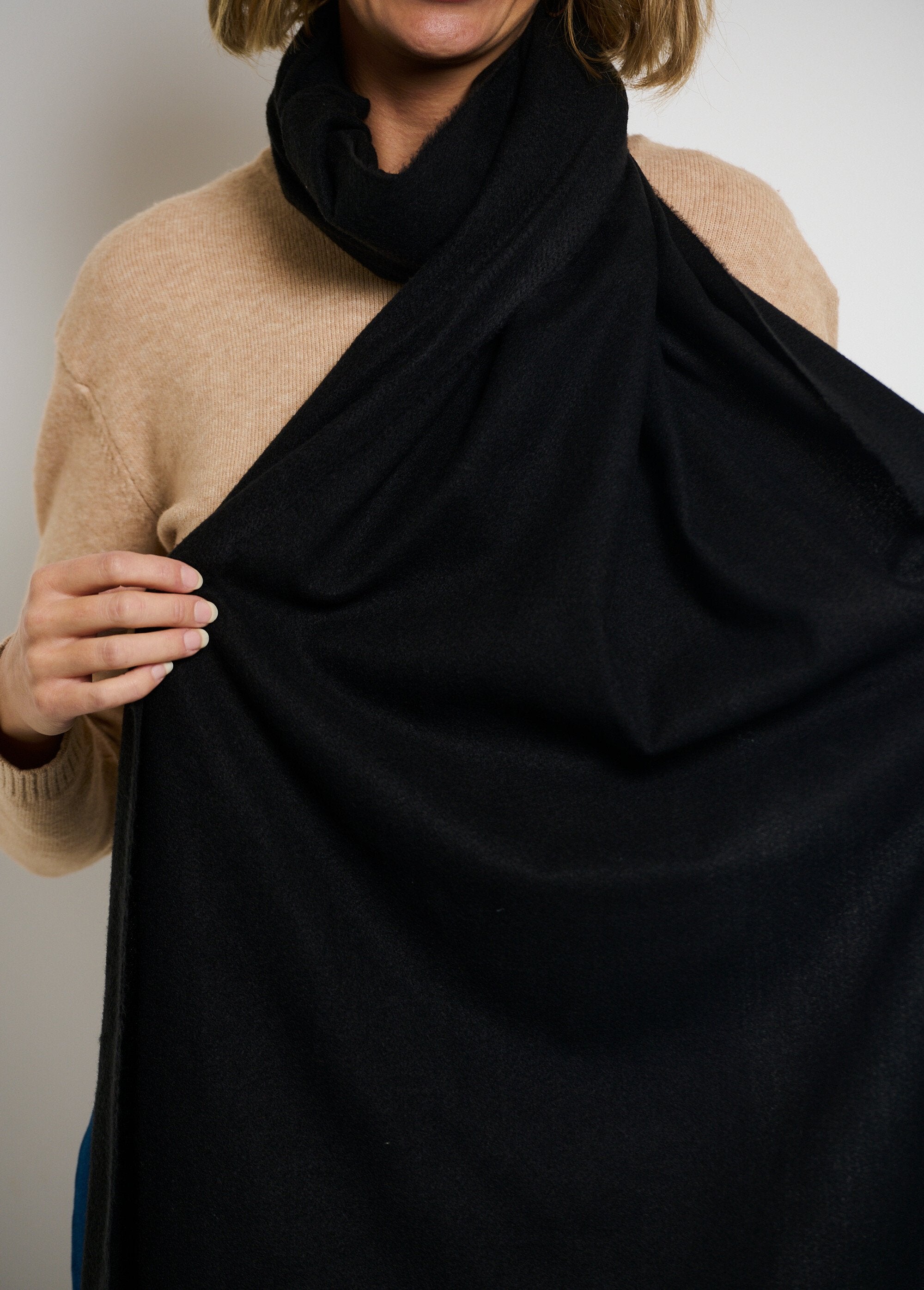 Trendy_warm_scarf_with_small_fringes_Black_DE1_slim