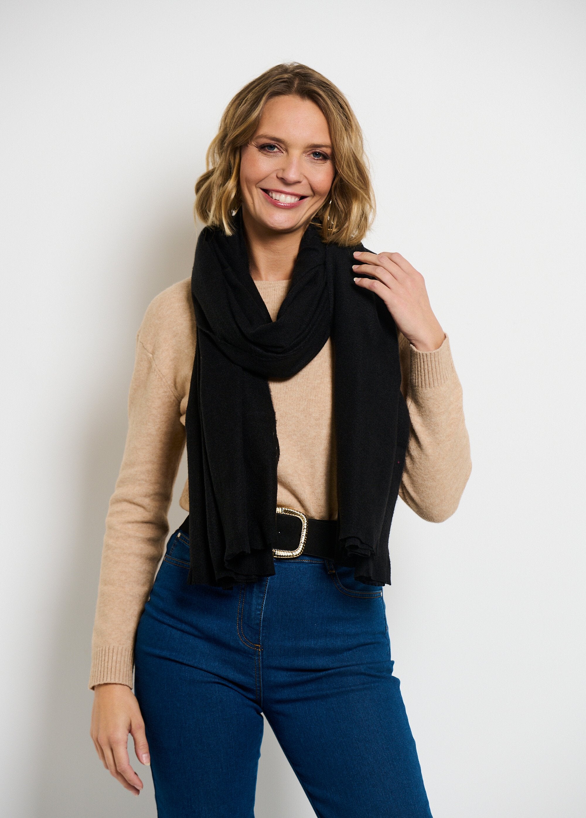 Trendy_warm_scarf_with_small_fringes_Black_FA2_slim