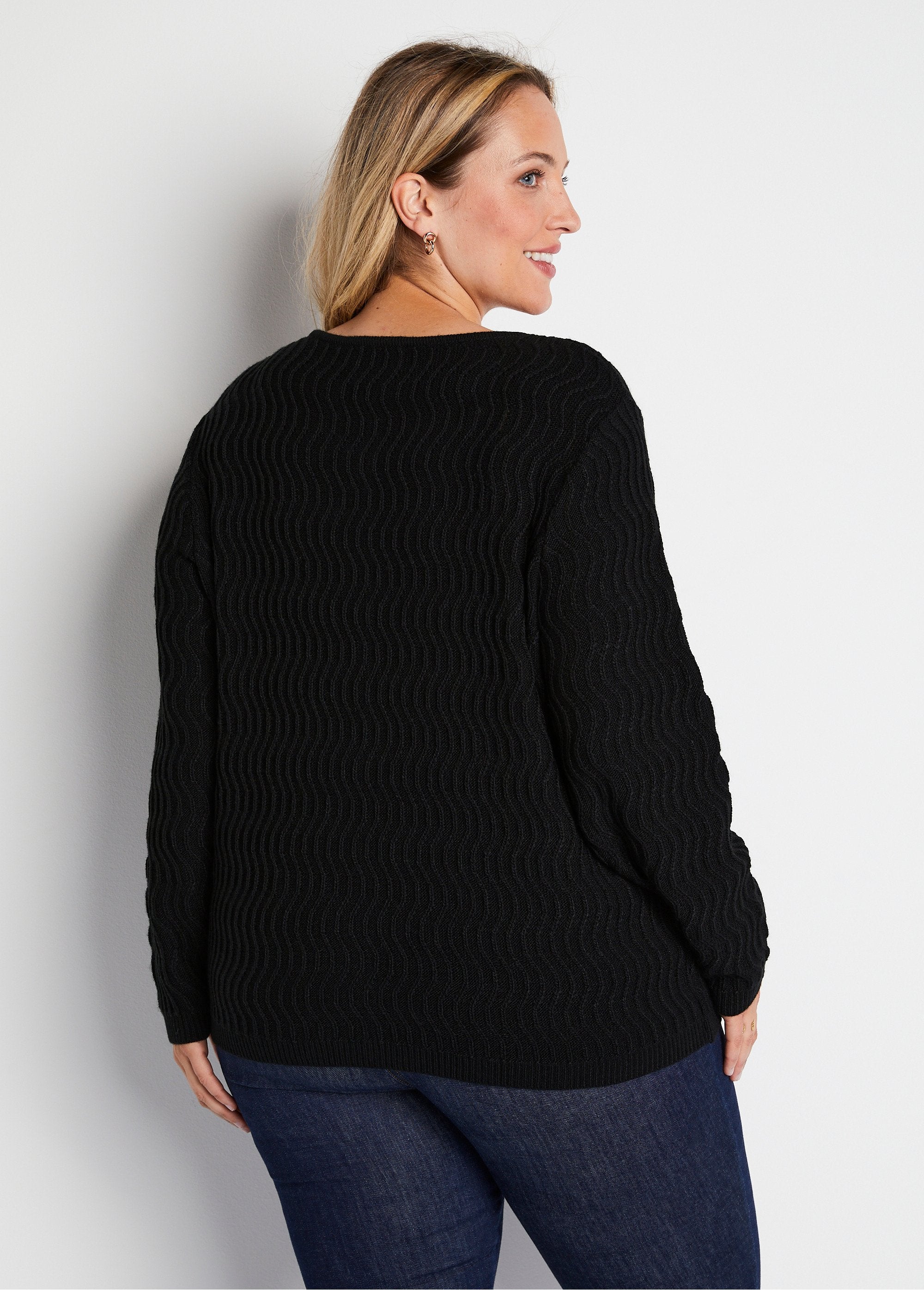 Short_fancy_knit_buttoned_cardigan_Black_DO1_curvy