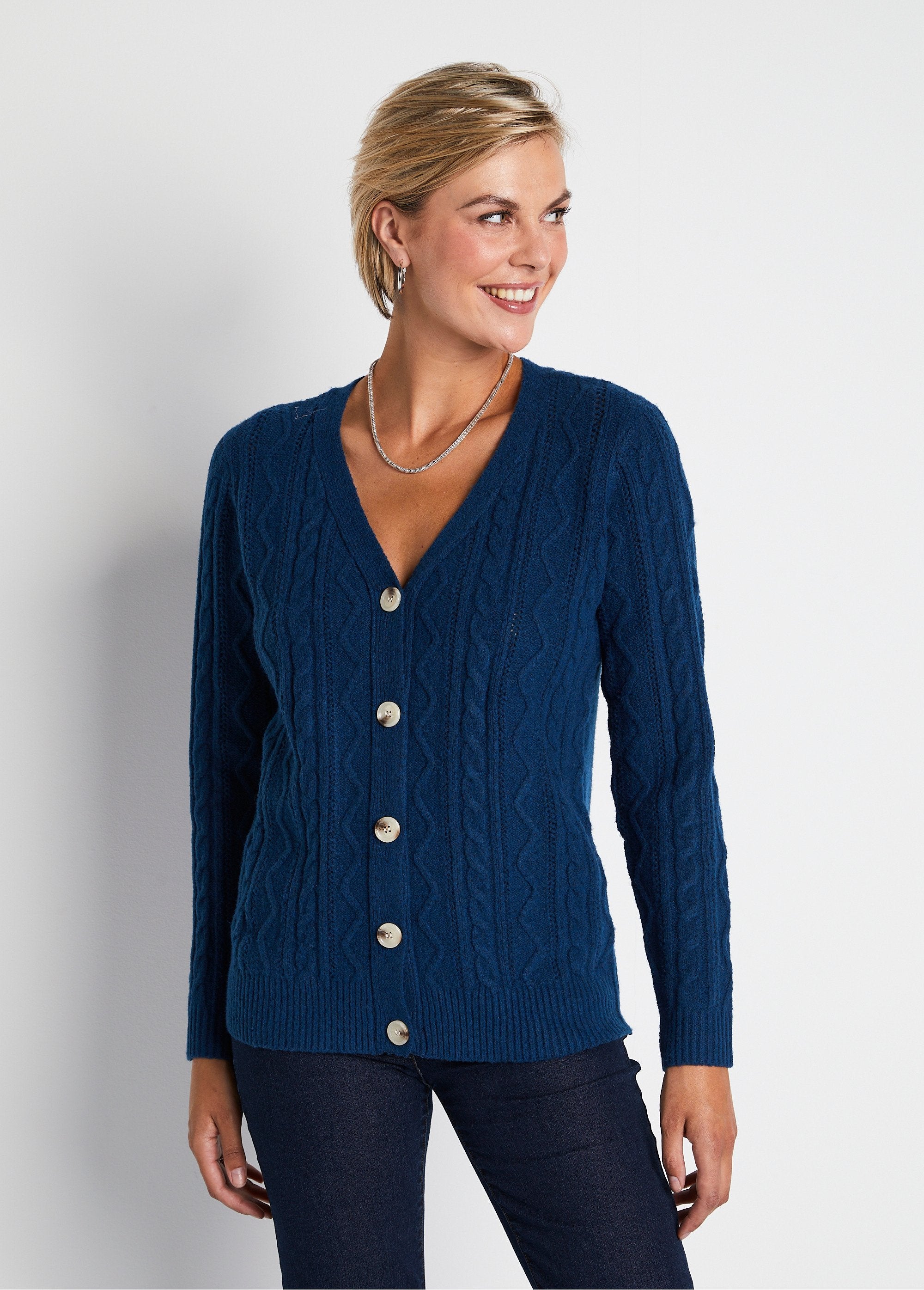 Short_buttoned_V-neck_cable_knit_cardigan_Duck_FA1_slim