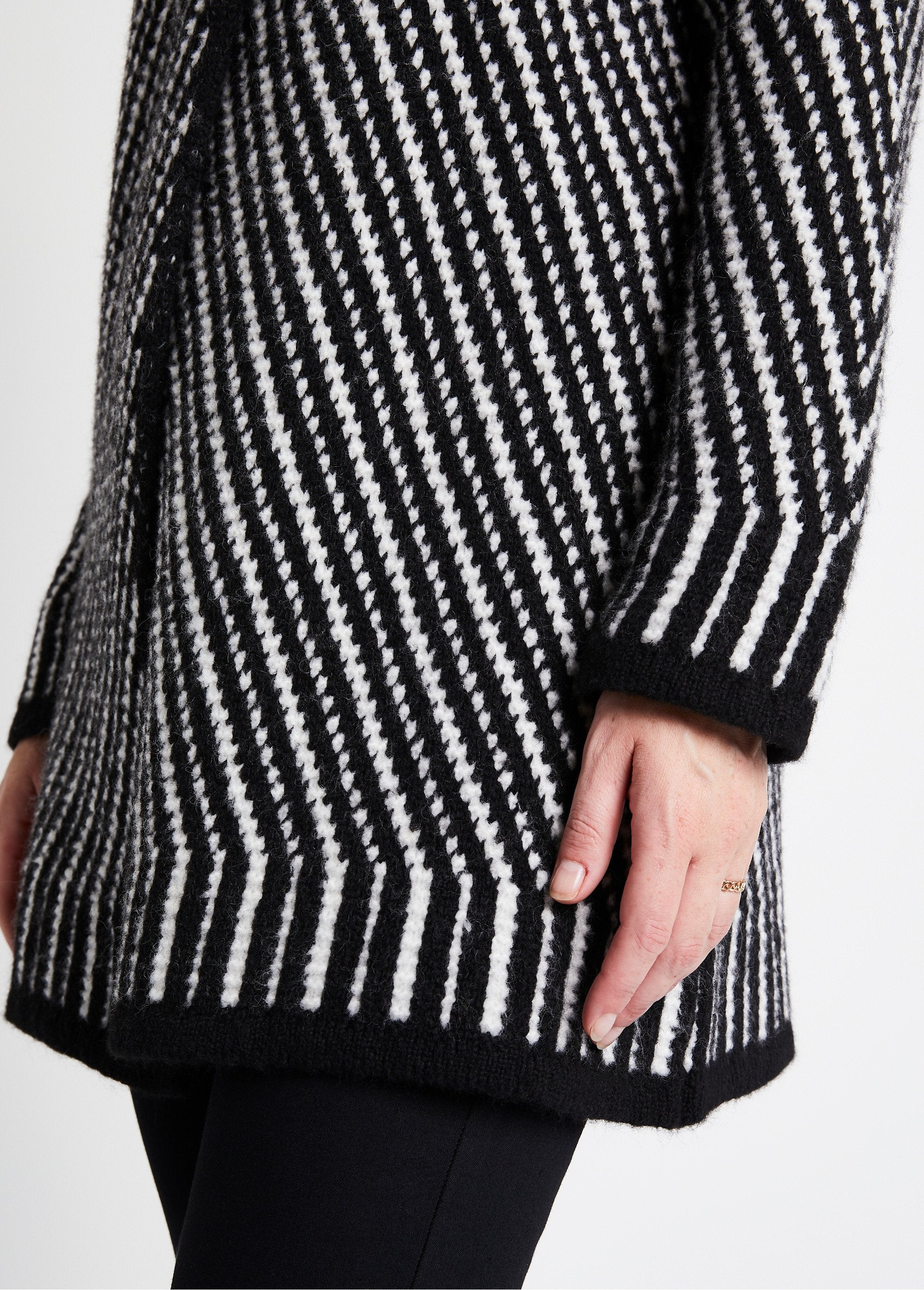 Long_buttoned_jacquard_knit_cardigan_Black_and_ecru_DE3_slim