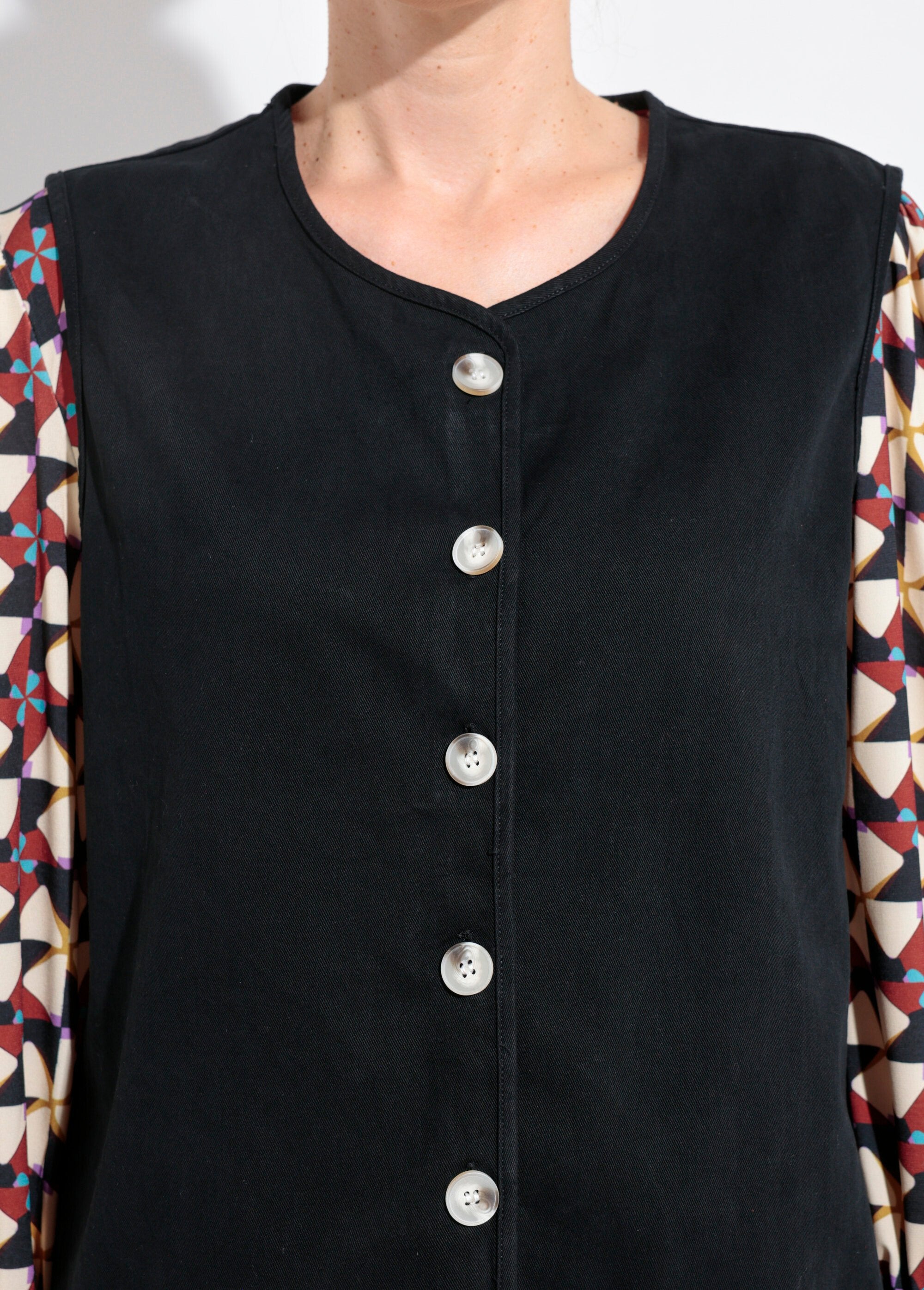 Sleeveless_round-neck_twill_vest_Noir_DE1_slim
